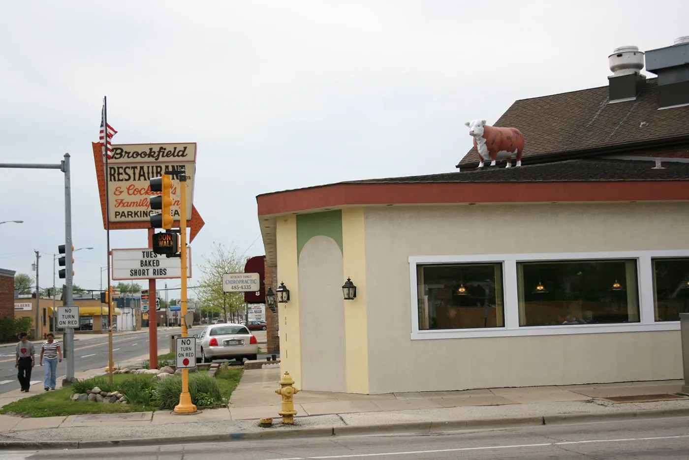 Brookfield Restaurant - restaurant with a cow on it's roof in Brookfield, Illinois.