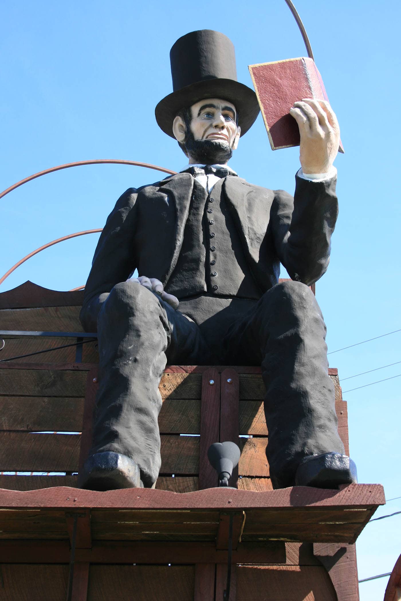 Photos of the life-sized Abraham Lincoln riding on the World's Largest Covered Wagon - a weird roadside attraction in Lincoln, Illinois. See this place to visit in Illinois on your Route 66 road trip through Illinois. A must see roadside attraction to add to your travel itinerary and bucket lists.
#IllinoisRoadsideAttractions #IllinoisRoadsideAttraction #RoadsideAttractions #RoadsideAttraction #RoadTrip #IllinoisRoadTrip #Route66 #IllinoisRoute66 #IllinoisRoadTripItinerary