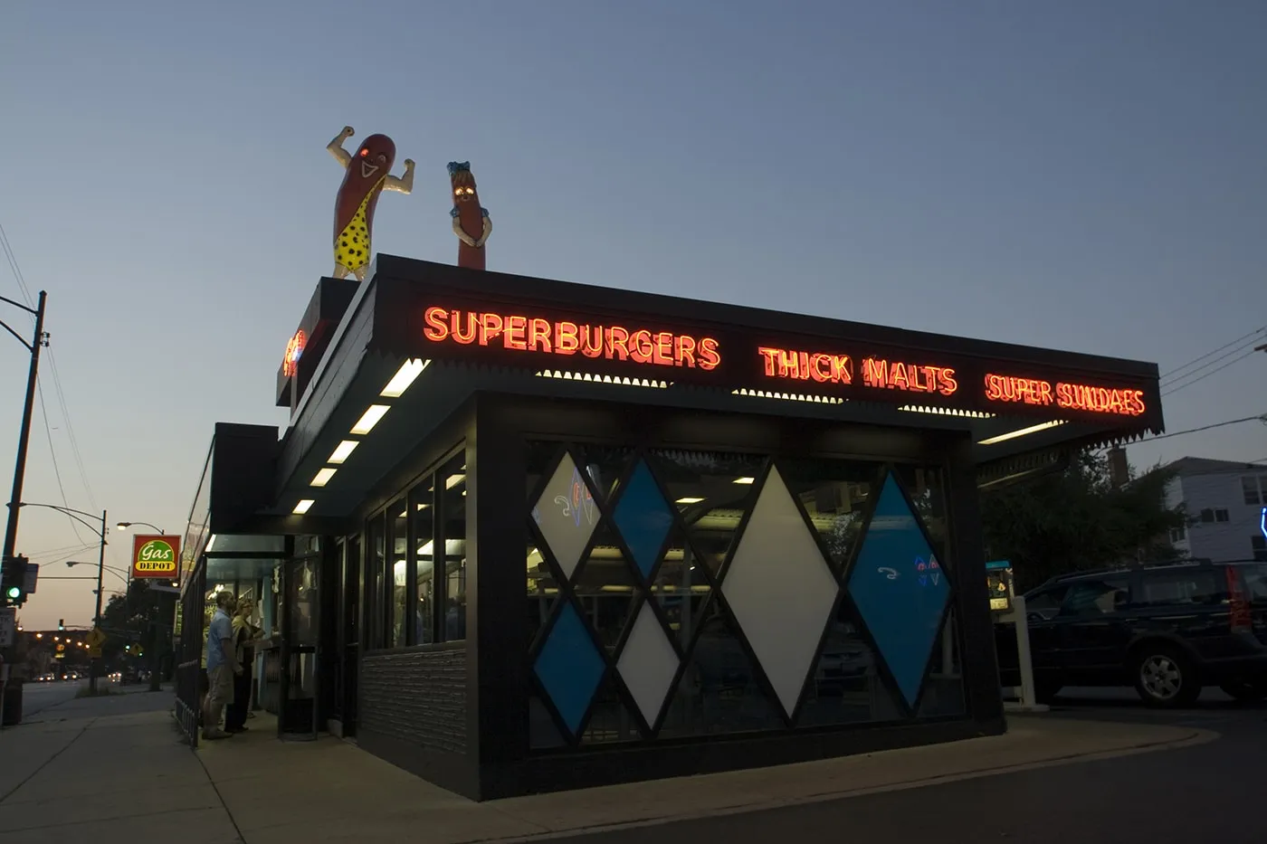 Superdawg Drive-In in Chicago, Illinois. | Giant Hot Dogs on a Restaurant's Roof
