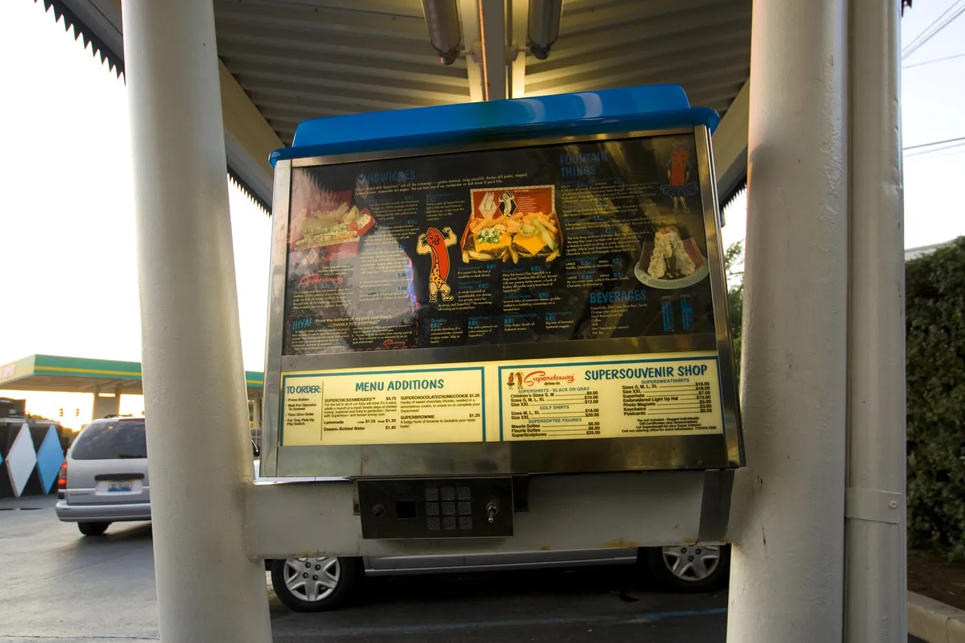 Superdawg Drive-In in Chicago, Illinois. | Giant Hot Dogs on a Restaurant's Roof