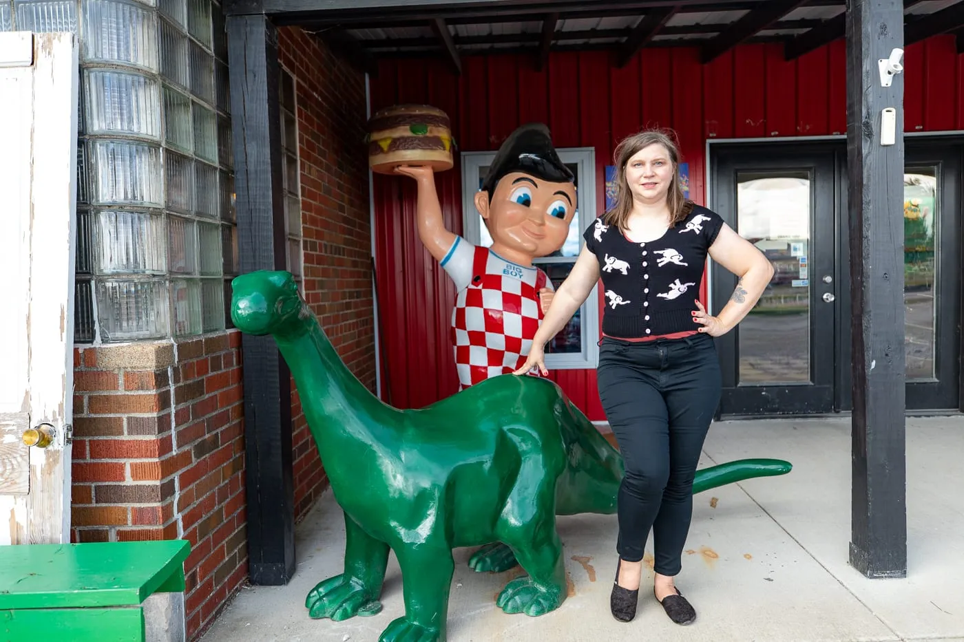 Big Boy statue and Sinclair Dinosaur at the Pink Elephant Antique Mall in Livingston, Illinois - Route 66 Roadside Attraction