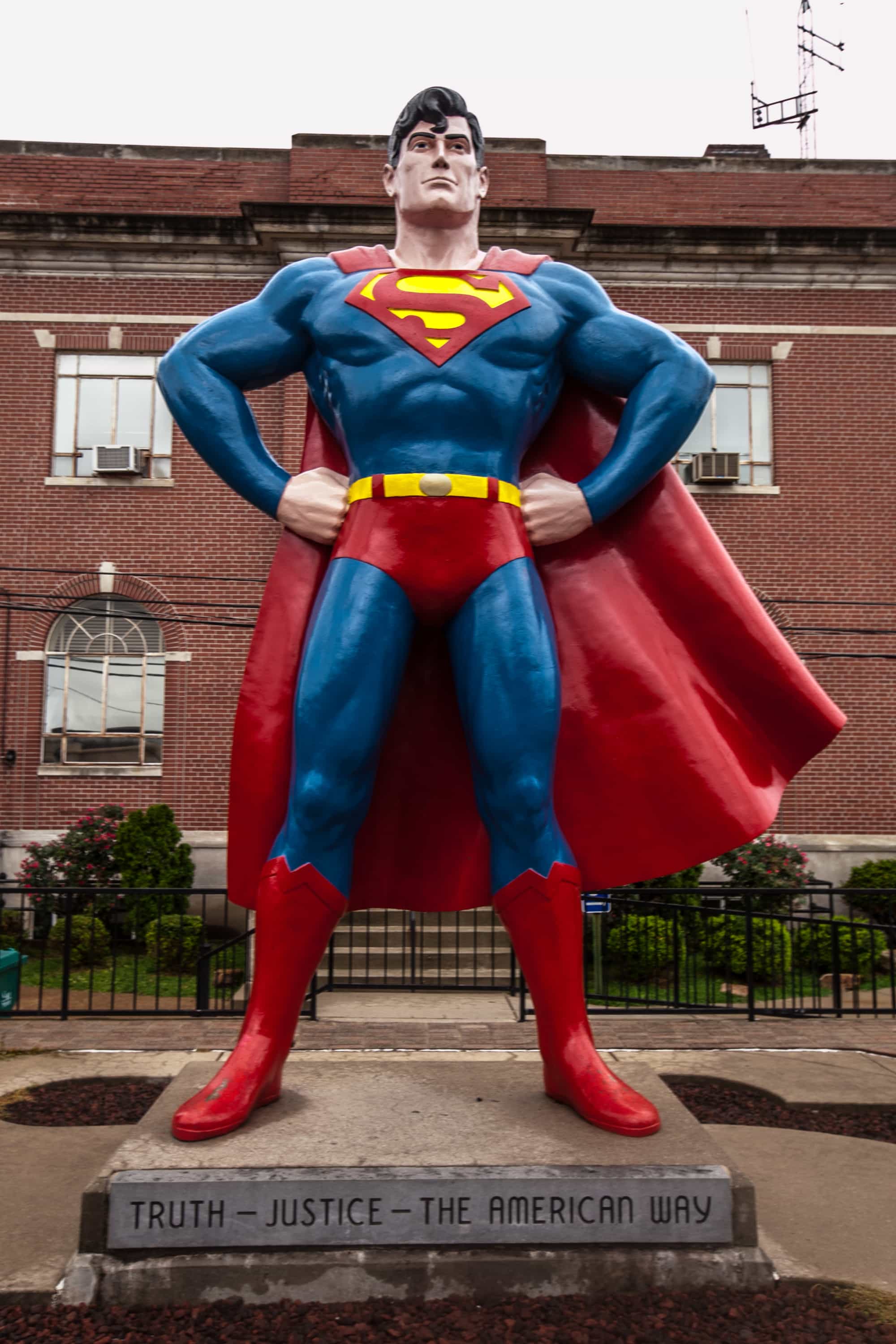 Giant-Superman-Statue-Metropolis-Illinoi