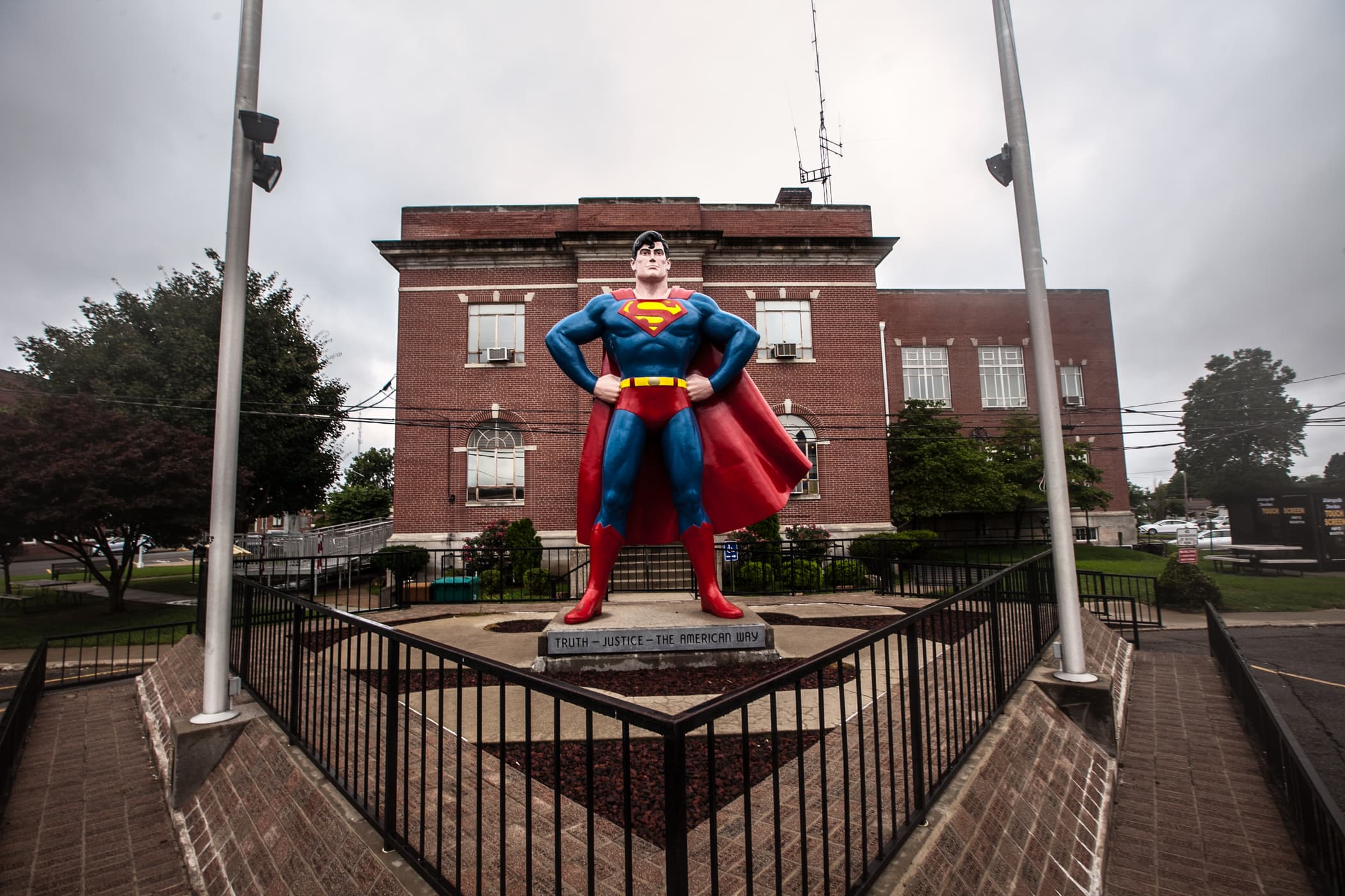 Best Illinois roadside attractions: Giant Superman Statue in Metropolis, Illinois. Visit this roadside attraction on an Illinois road trip with kids or weekend getaway with friends. Add the Giant Superman Statue to your road trip bucket list and visit them on your next travel adventure.