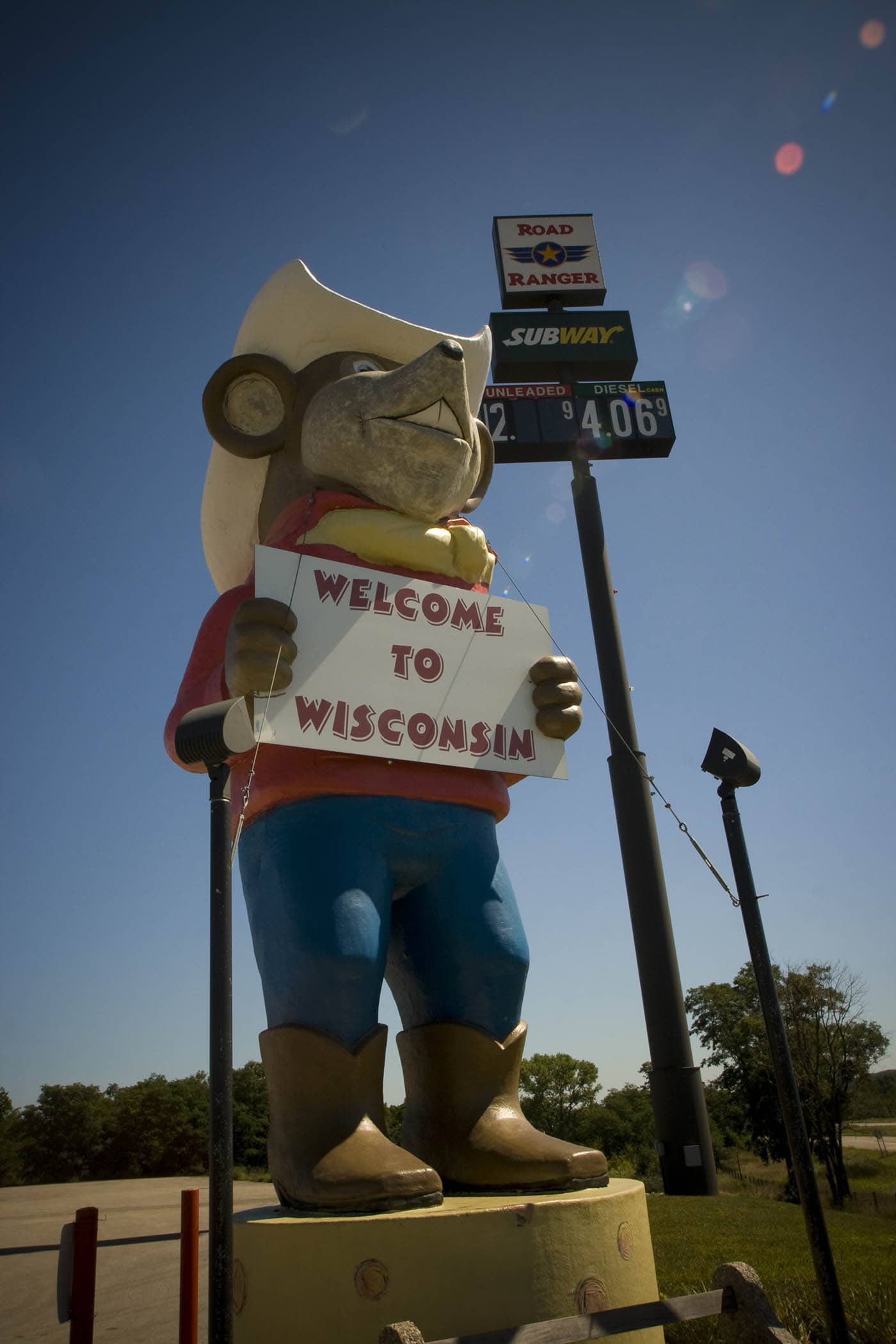 Giant western mouse in a cowboy hat holds a Welcome to Wisconsin sign in Oakdale, Wisconsin