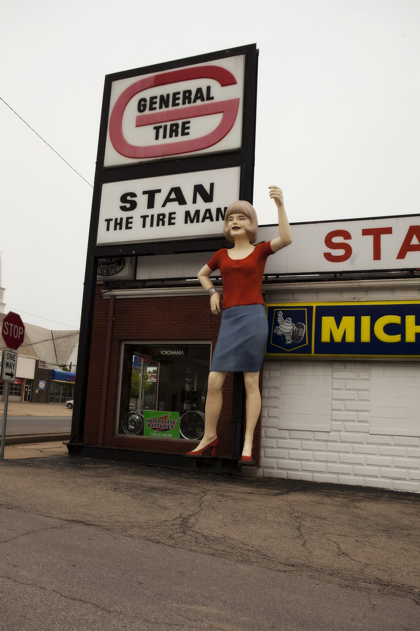 Uniroyal Gal, a Muffler Man-like roadside attraction in Mt. Vernon, Illinois.