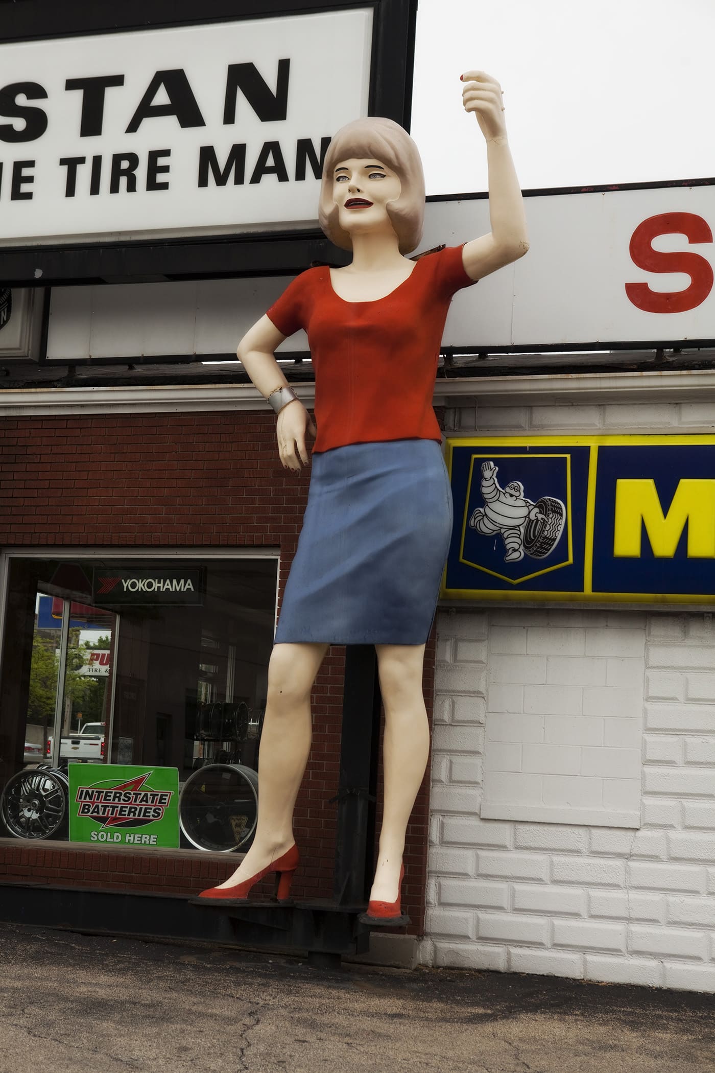 Uniroyal Gal, a Muffler Man-like roadside attraction in Mt. Vernon, Illinois.