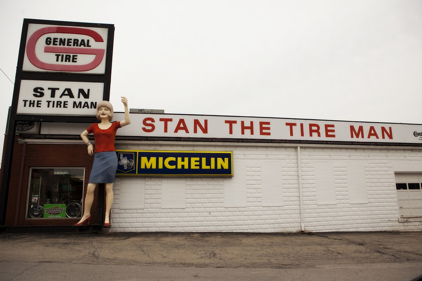 Uniroyal Gal, a Muffler Man-like roadside attraction in Mt. Vernon, Illinois.