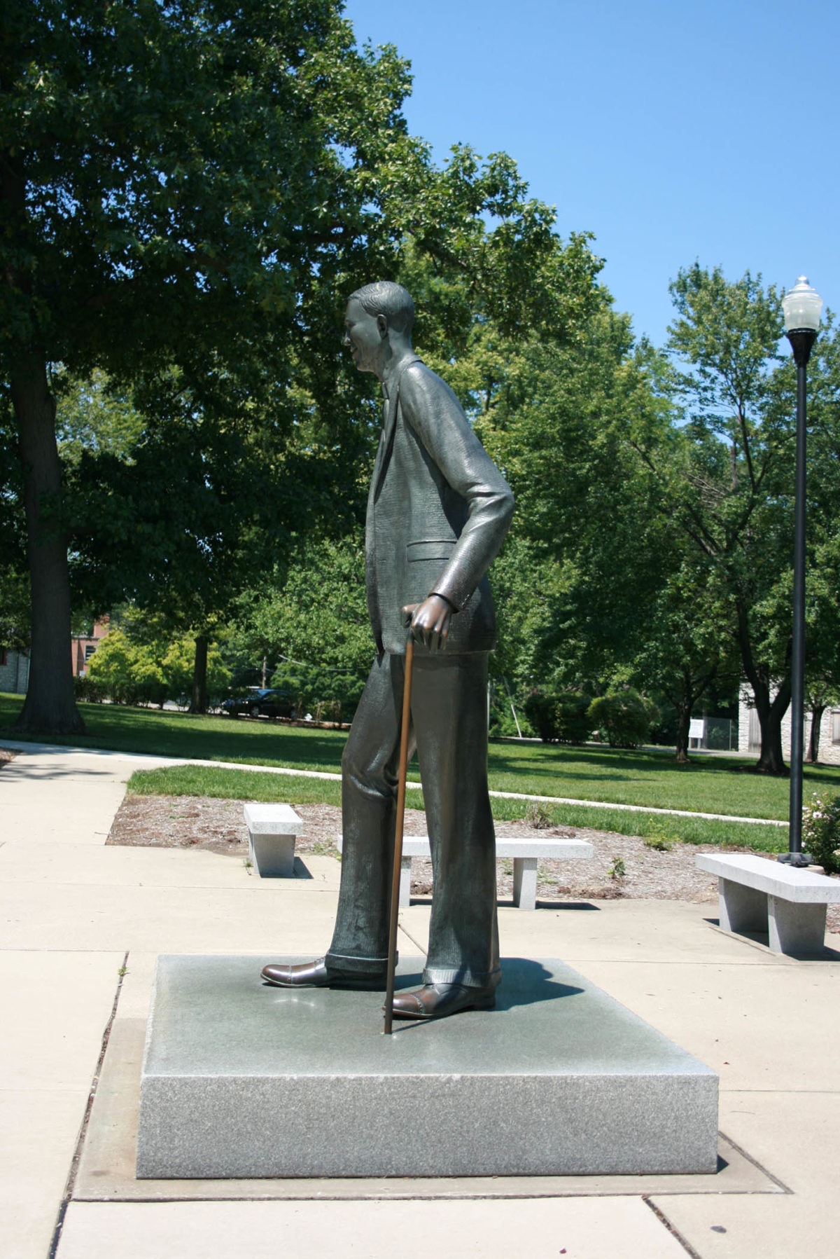 Robert Wadlow Statue, the World's Tallest Man, in Alton, Illinois ...