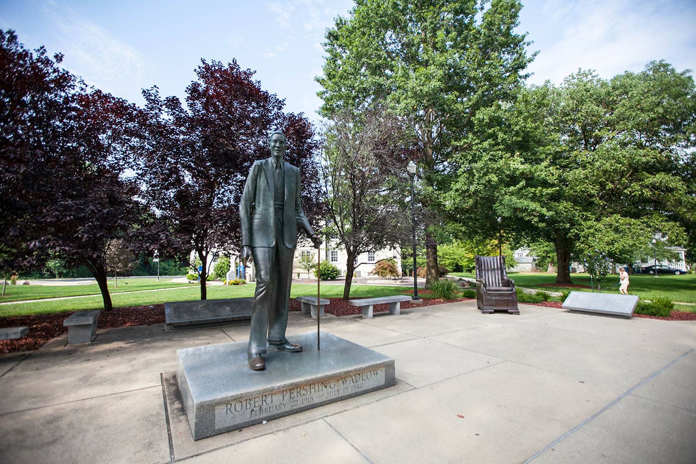 Best Illinois roadside attractions: Robert Wadlow Statue of the world's tallest man in Alton, Illinois. Visit this roadside attraction on an Illinois road trip with kids or weekend getaway with friends. Add the Robert Wadlow statue to your road trip bucket list and visit them on your next travel adventure.