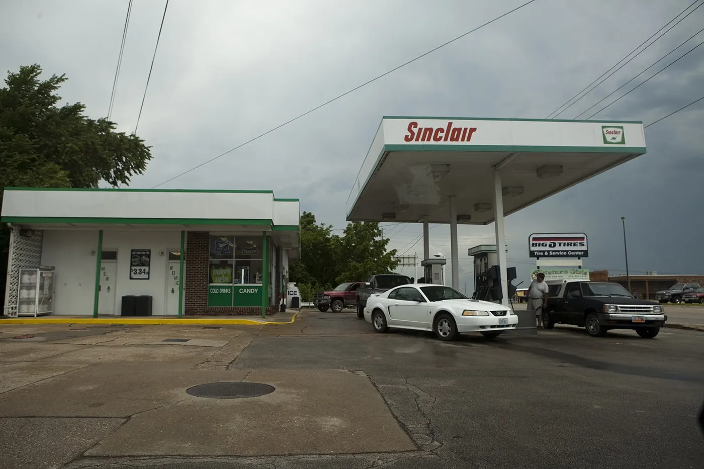 Sinclair gas station without a dinosaur in Missouri