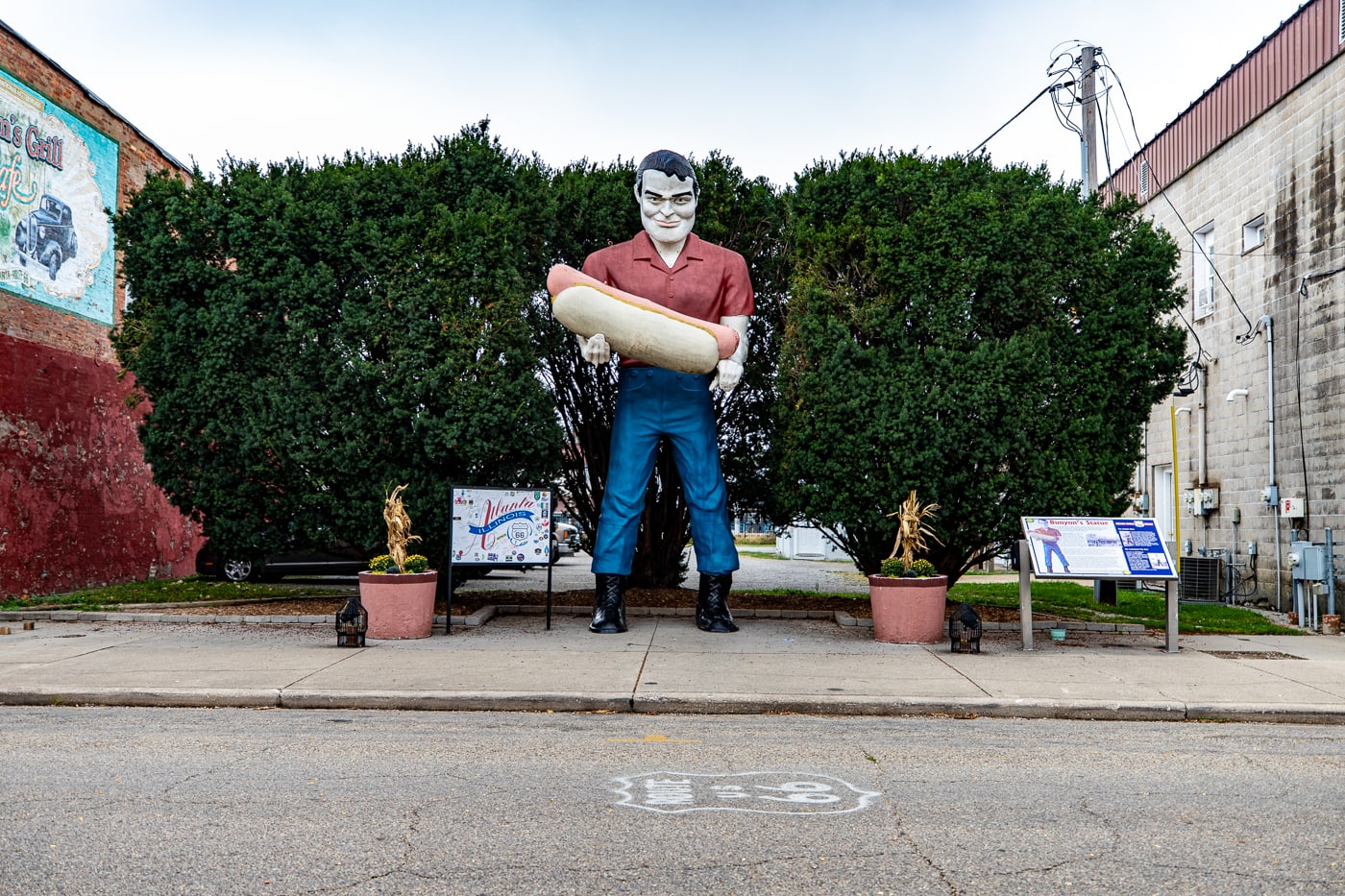 Paul Bunyon Muffler Man Holding a Hot Dog in Atlanta, Illinois - Route 66 Roadside attraction