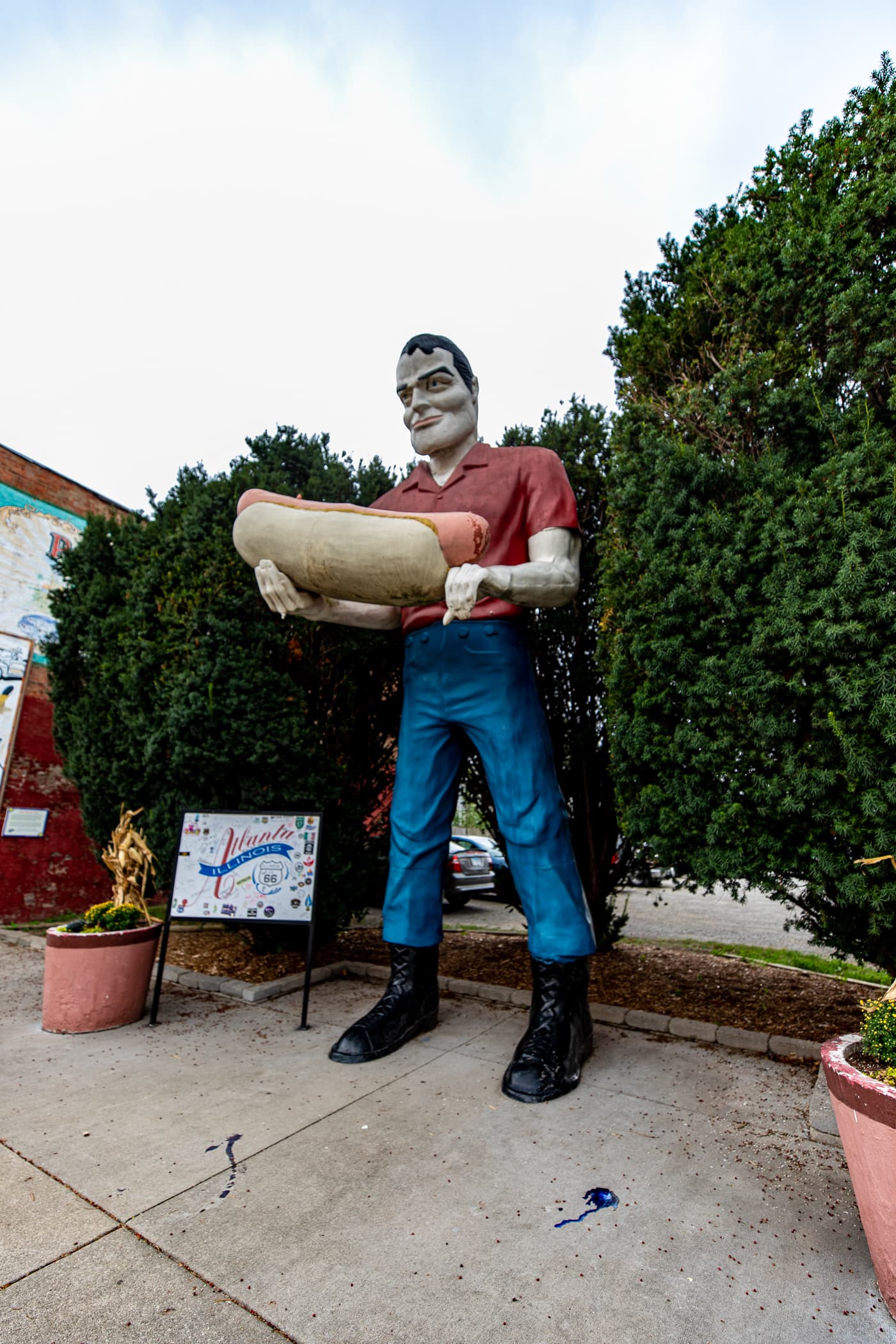 Paul Bunyon Muffler Man Holding a Hot Dog in Atlanta, Illinois - Route 66 Roadside attraction