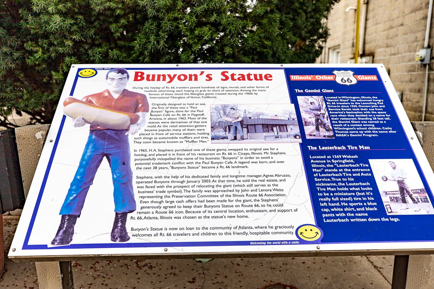 Paul Bunyon Muffler Man Holding a Hot Dog in Atlanta, Illinois - Route 66 Roadside attraction