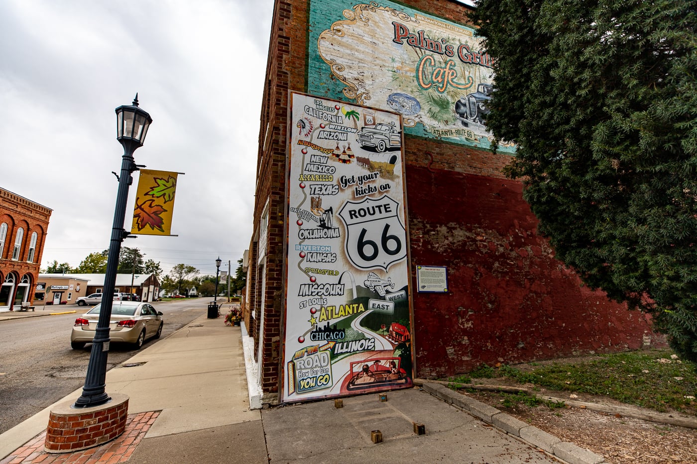 Paul Bunyon Muffler Man Holding a Hot Dog in Atlanta, Illinois - Route 66 Roadside attraction