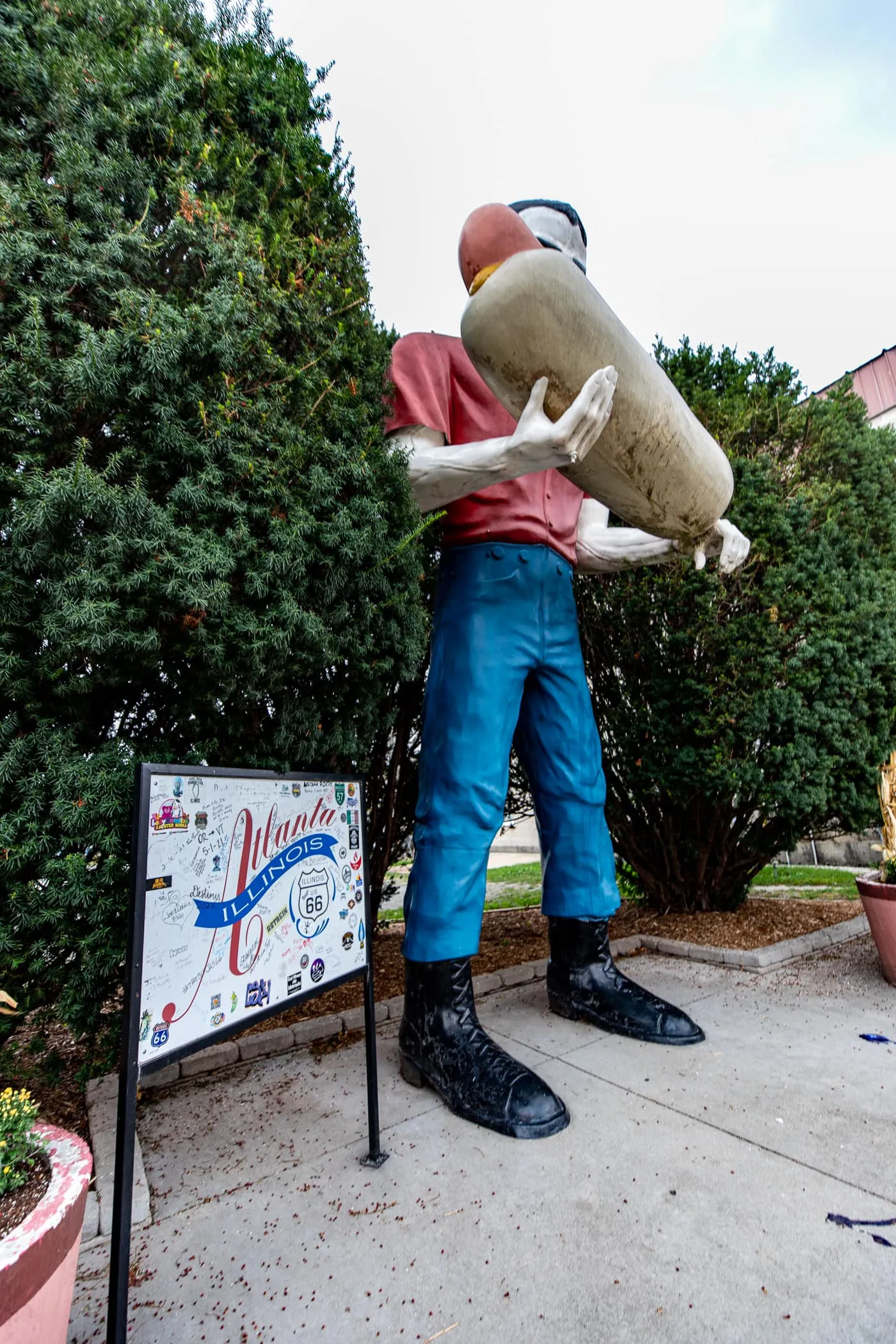 Paul Bunyon Muffler Man Holding a Hot Dog in Atlanta, Illinois - Route 66 Roadside attraction