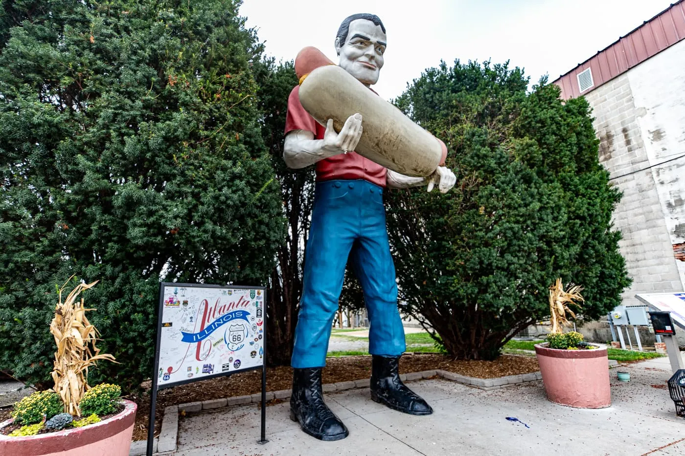 Paul Bunyon Muffler Man Holding a Hot Dog in Atlanta, Illinois - Route 66 Roadside attraction