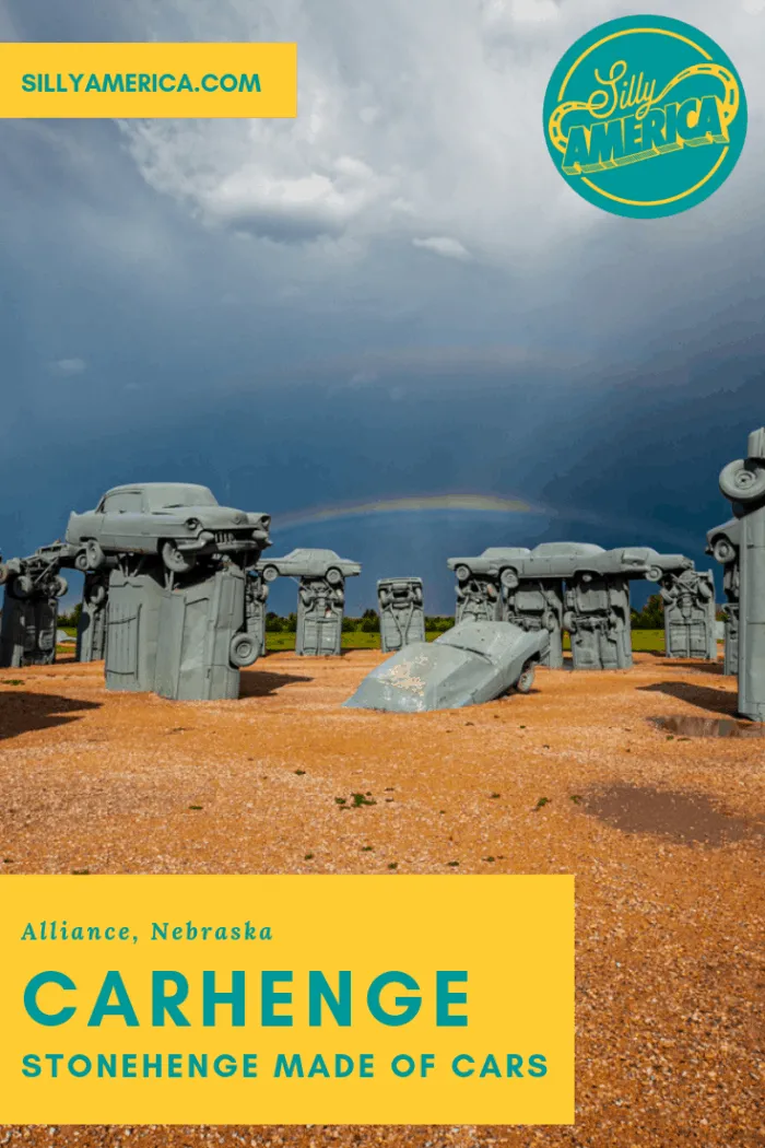 Buscando el mejor extraña atracción en carretera en Nebraska? Carhenge en Alliance, Nebraska, es una réplica del icónico Stonehenge de Inglaterra hecho de automóviles. Deténgase para esta parada icónica de viaje por carretera en su viaje por carretera a Nebraska con niños o adultos y agréguelo a sus listas de deseos de viaje y su itinerario de viaje por carretera.# NebraskaRoadsideAttractions #NebraskaRoadsideAttraction #RoadsideAttractions #Roadtrip #NebraskaRoadTrip # ThingsToDoInNebraska # ThingsToSeeInNebraska # WeirdRoadsideAttractions's iconic Stonehenge made of cars. Pull over for this iconic road trip stop on your Nebraska road trip with kids of adults and add it to your travel bucket lists and road trip itinerary.#NebraskaRoadsideAttractions #NebraskaRoadsideAttraction #RoadsideAttractions #RoadsideAttraction #RoadTrip #NebraskaRoadTrip #ThingsToDoInNebraska #ThingsToSeeInNebraska #WeirdRoadsideAttractions