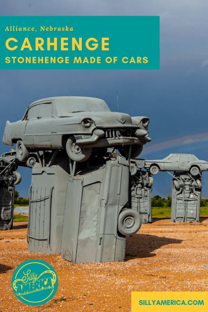 Hledáte nejlepší divné silniční atrakce v Nebrasce? Carhenge v Alianci, Nebraska je replika ikonického anglického Stonehenge vyrobeného z automobilů. Zastavte se na této ikonické zastávce na výletě v Nebrasce s dětmi dospělých a přidejte ji do seznamů cestovních kbelíků a itineráře výletů.#NebraskaRoadsideAttractions #NebraskaRoadsideAttraction #RoadsideAttractions #RoadsideAttraction #RoadTrip #NebraskaRoadTrip #ThingsToDoInNebraska #ThingsToSeeInNebraska #WeirdRoadsideAttractions's iconic Stonehenge made of cars. Pull over for this iconic road trip stop on your Nebraska road trip with kids of adults and add it to your travel bucket lists and road trip itinerary.#NebraskaRoadsideAttractions #NebraskaRoadsideAttraction #RoadsideAttractions #RoadsideAttraction #RoadTrip #NebraskaRoadTrip #ThingsToDoInNebraska #ThingsToSeeInNebraska #WeirdRoadsideAttractions