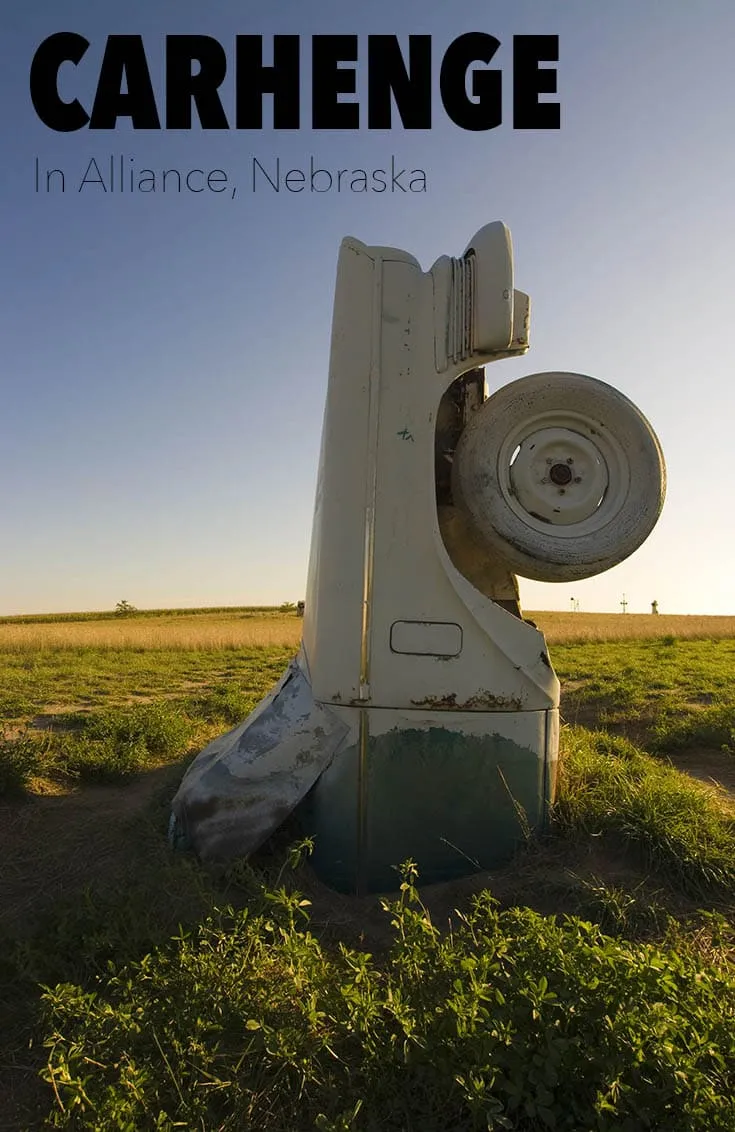 Hledáte nejlepší divné silniční atrakce v Nebrasce? Carhenge v Alianci, Nebraska je replika ikonického anglického Stonehenge vyrobeného z automobilů. Zastavte se na této ikonické zastávce na výletě v Nebrasce s dětmi dospělých a přidejte ji do seznamů cestovních kbelíků a itineráře výletů.#NebraskaRoadsideAttractions #NebraskaRoadsideAttraction #RoadsideAttractions #RoadsideAttraction #RoadTrip #NebraskaRoadTrip #ThingsToDoInNebraska #ThingsToSeeInNebraska #WeirdRoadsideAttractions's iconic Stonehenge made of cars. Pull over for this iconic road trip stop on your Nebraska road trip with kids of adults and add it to your travel bucket lists and road trip itinerary.#NebraskaRoadsideAttractions #NebraskaRoadsideAttraction #RoadsideAttractions #RoadsideAttraction #RoadTrip #NebraskaRoadTrip #ThingsToDoInNebraska #ThingsToSeeInNebraska #WeirdRoadsideAttractions