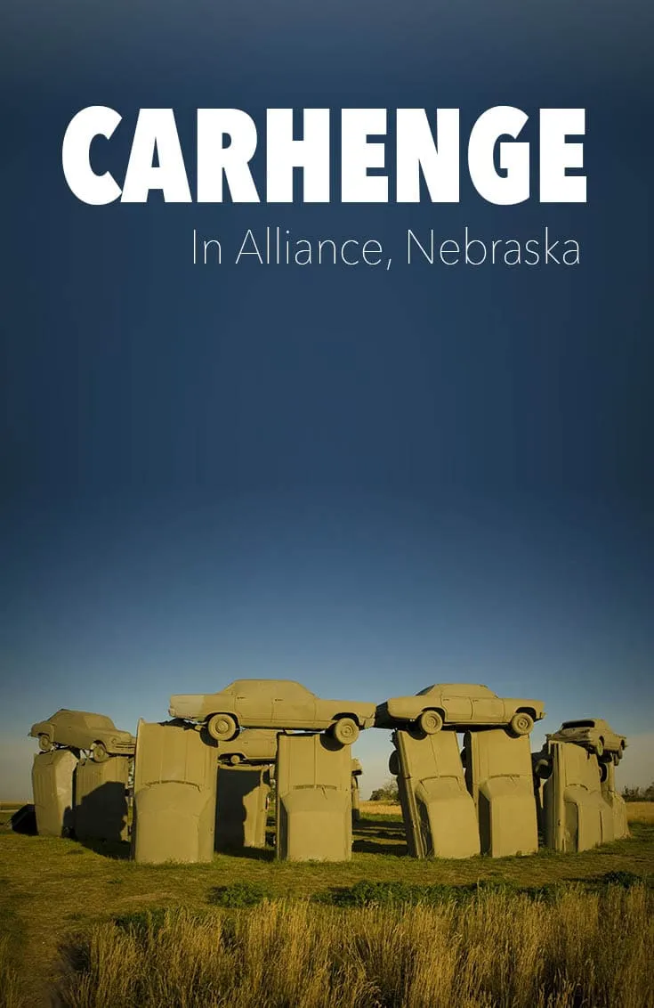 Hledáte nejlepší divné silniční atrakce v Nebrasce? Carhenge v Alianci, Nebraska je replika ikonického anglického Stonehenge vyrobeného z automobilů. Zastavte se na této ikonické zastávce na výletě v Nebrasce s dětmi dospělých a přidejte ji do seznamů cestovních kbelíků a itineráře výletů.#NebraskaRoadsideAttractions #NebraskaRoadsideAttraction #RoadsideAttractions #RoadsideAttraction #RoadTrip #NebraskaRoadTrip #ThingsToDoInNebraska #ThingsToSeeInNebraska #WeirdRoadsideAttractions's iconic Stonehenge made of cars. Pull over for this iconic road trip stop on your Nebraska road trip with kids of adults and add it to your travel bucket lists and road trip itinerary.#NebraskaRoadsideAttractions #NebraskaRoadsideAttraction #RoadsideAttractions #RoadsideAttraction #RoadTrip #NebraskaRoadTrip #ThingsToDoInNebraska #ThingsToSeeInNebraska #WeirdRoadsideAttractions