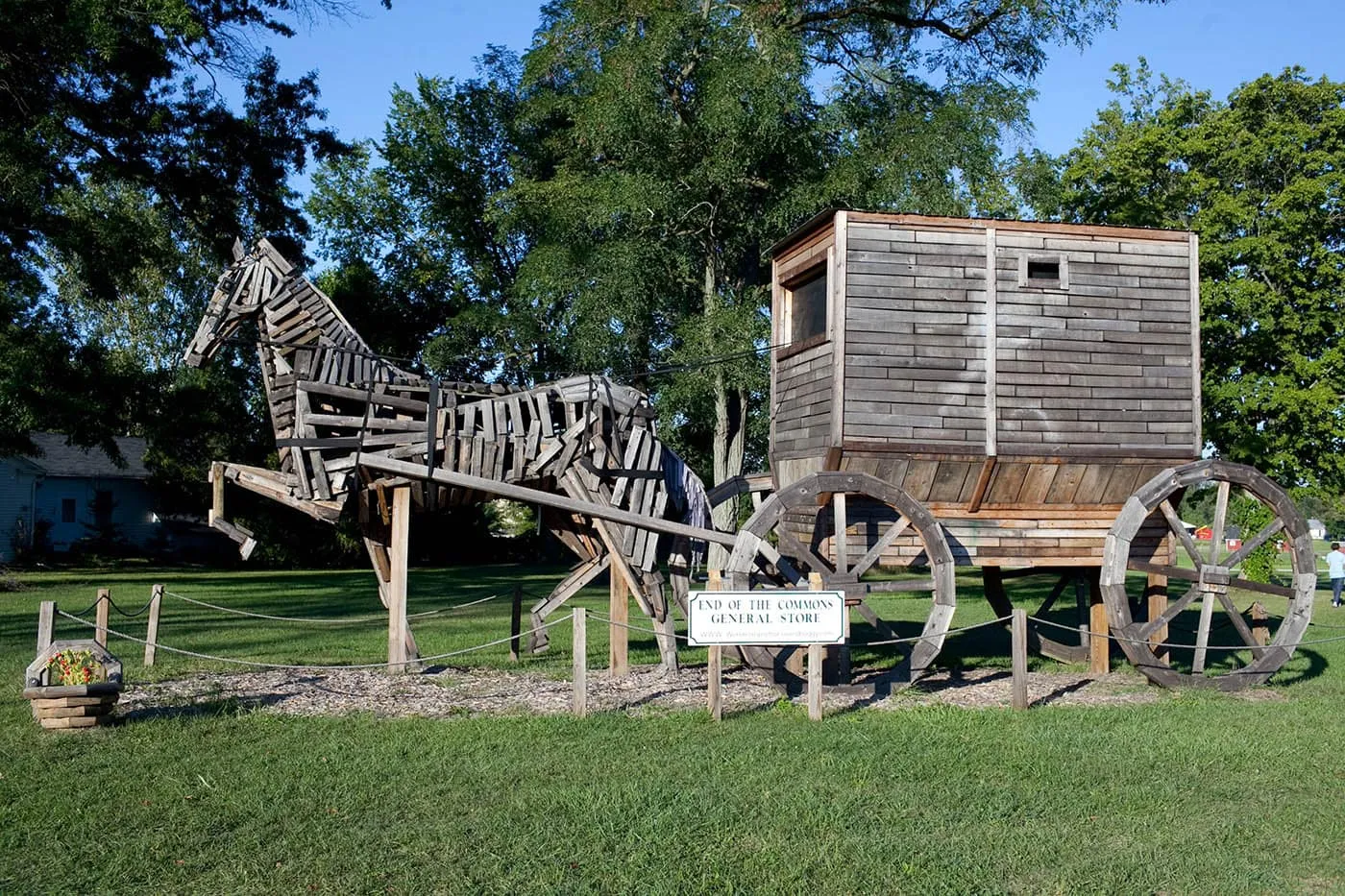 World's Largest Amish Horse and Buggy in Mesopotamia, Ohio - Ohio Roadside Attractions