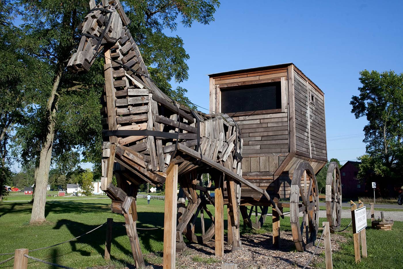 World's Largest Amish Horse and Buggy in Mesopotamia, Ohio - Ohio Roadside Attractions