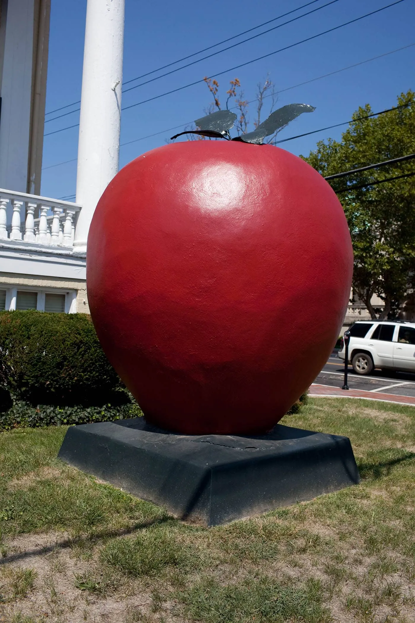 The World's Largest Apple in Winchester, Virginia - Roadside attractions in Virginia