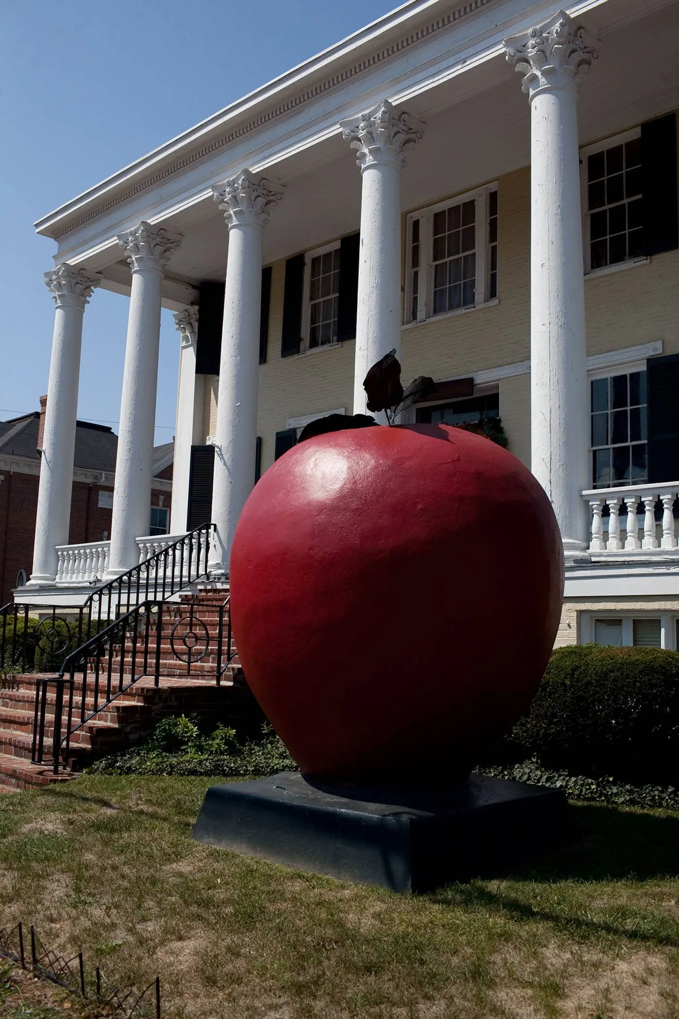 The World's Largest Apple in Winchester, Virginia - Roadside attractions in Virginia