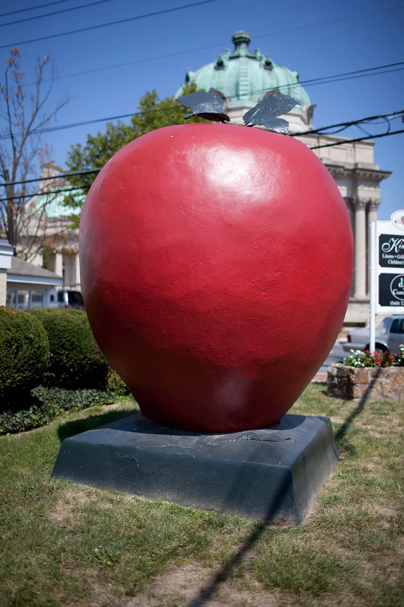 The World's Largest Apple in Winchester, Virginia - Roadside attractions in Virginia