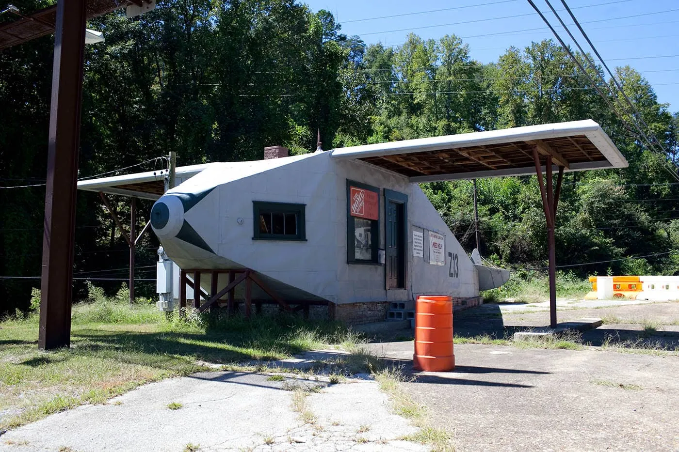 Airplane Service Station in Powell, Tennessee