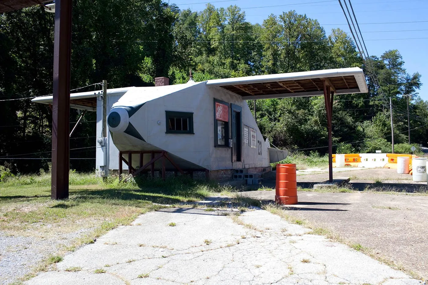 Airplane Service Station in Powell, Tennessee