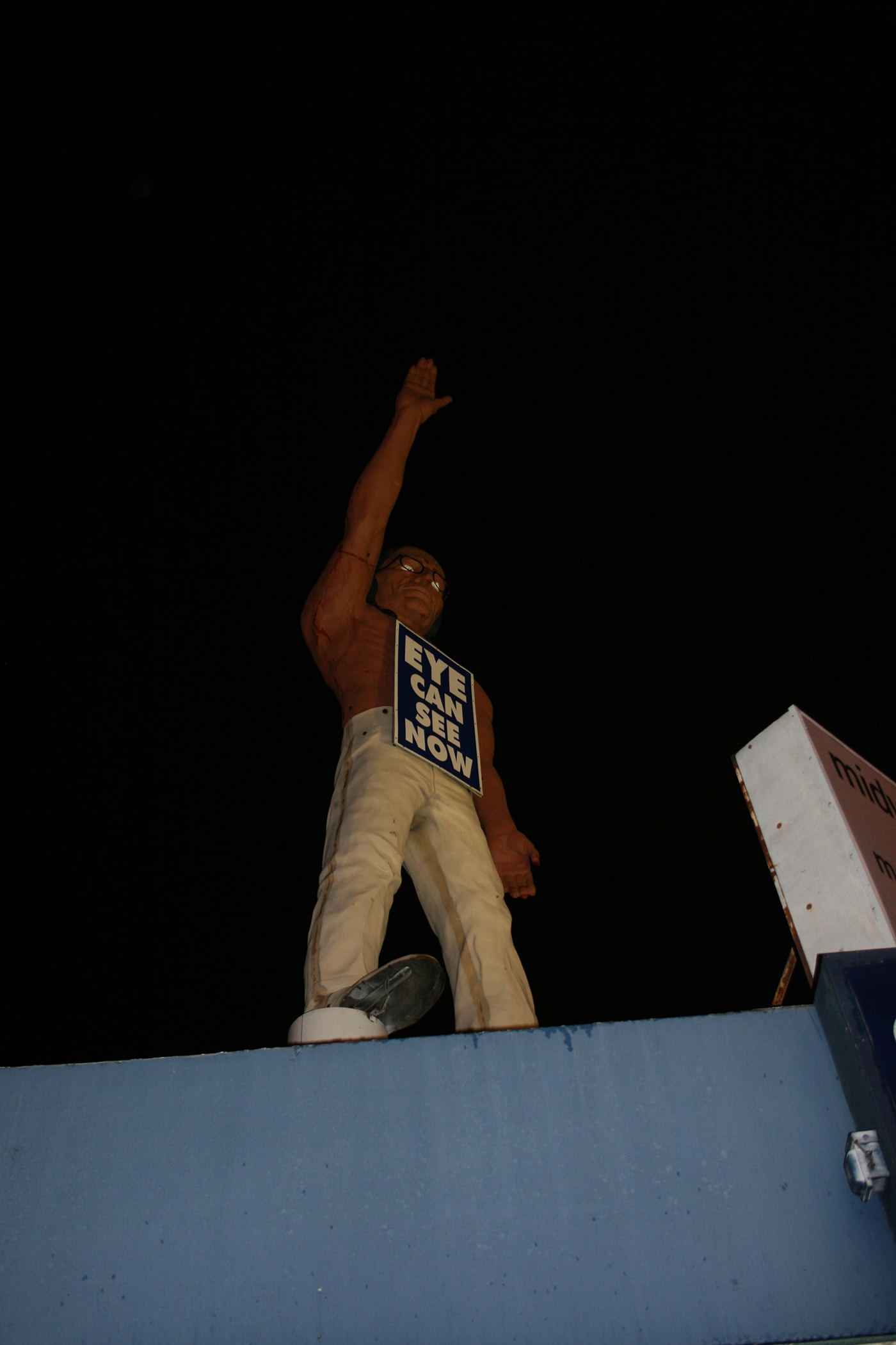 Eye Can See You Now: Giant Indian Muffler Man on top of Midwest Eye Clinic in Chicago, Illinois