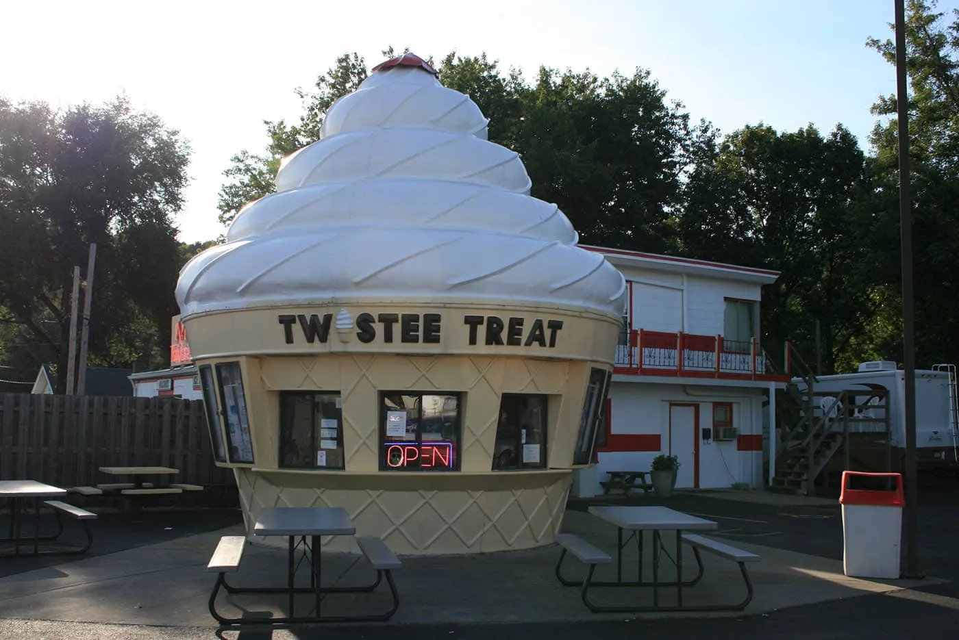 Twistee Treat in East Peoria, Illinois | The Twistee Treat franchise offers soft serve ice cream and hot dogs in giant ice cream shaped buildings across the US. Novelty Architecture + Cool Desserts
