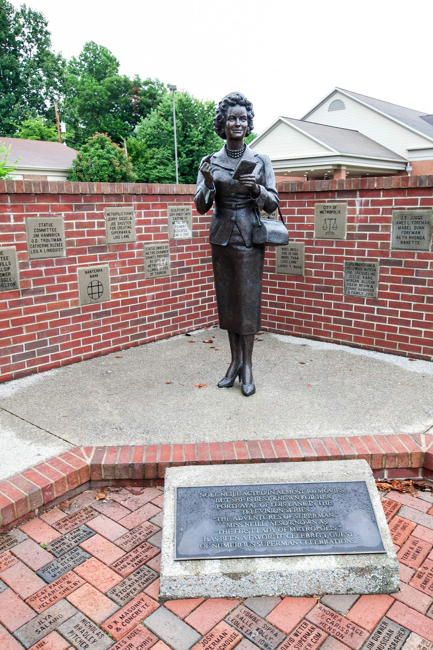 Bronze Superman Lois Lane Statue in Metropolis, Illinois (Noel Neill Statue)