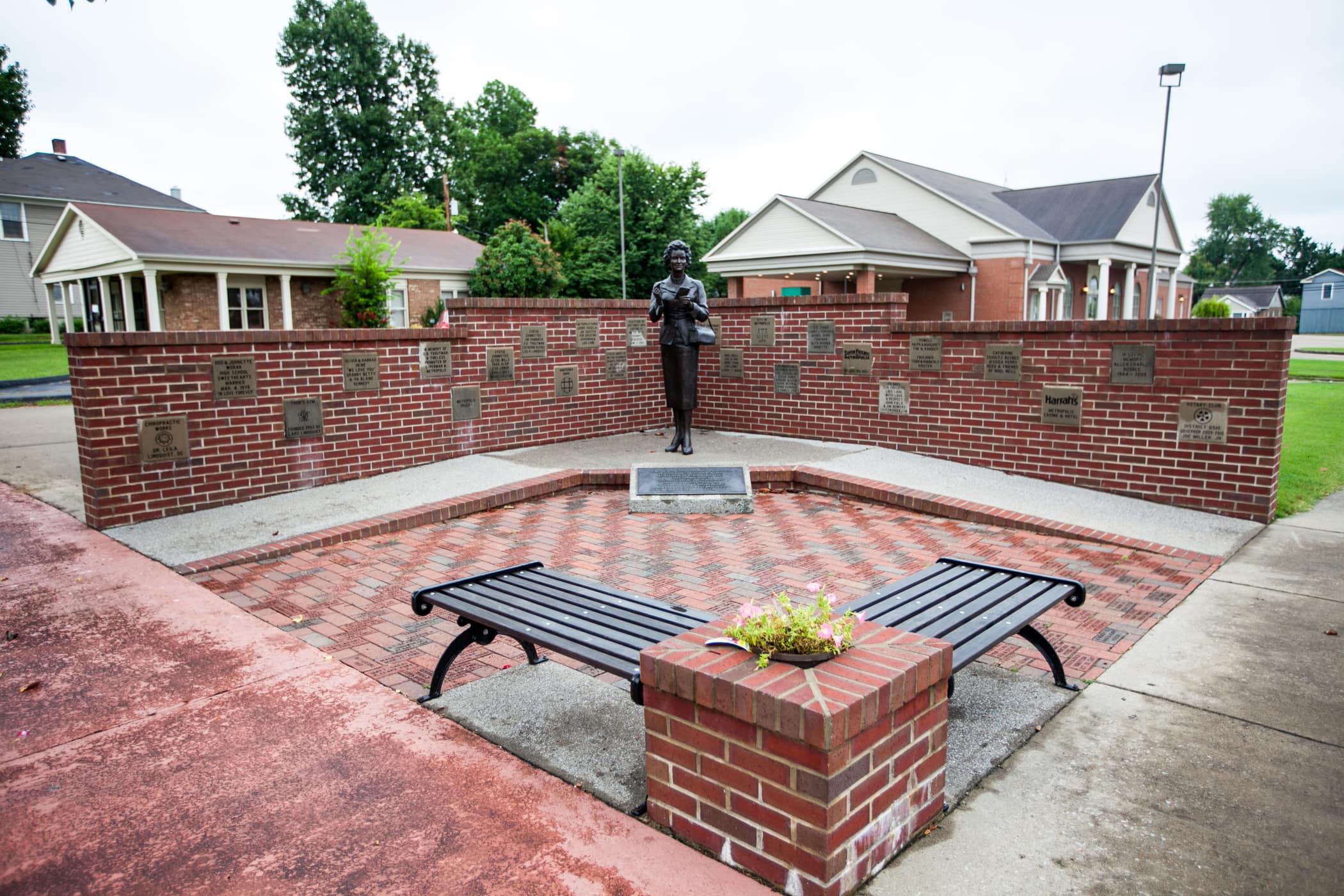 Bronze Superman Lois Lane Statue in Metropolis, Illinois (Noel Neill Statue)