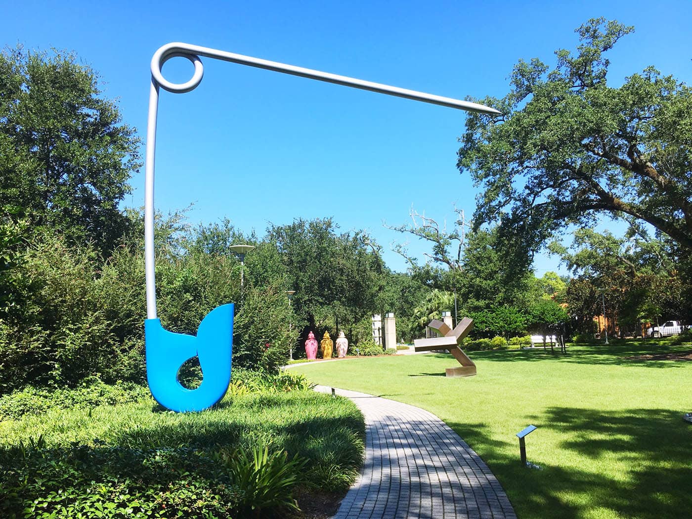 Giant Safety Pin in New Orleans, Louisiana (Corridor Pin, Blue)