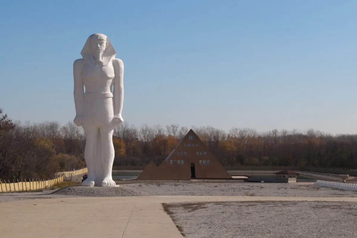 Best Illinois roadside attractions: Gold Pyramid House in Wadsworth, Illinois. Visit this roadside attraction on an Illinois road trip with kids or weekend getaway with friends. Add the Gold Pyramid House to your road trip bucket list and visit them on your next travel adventure.