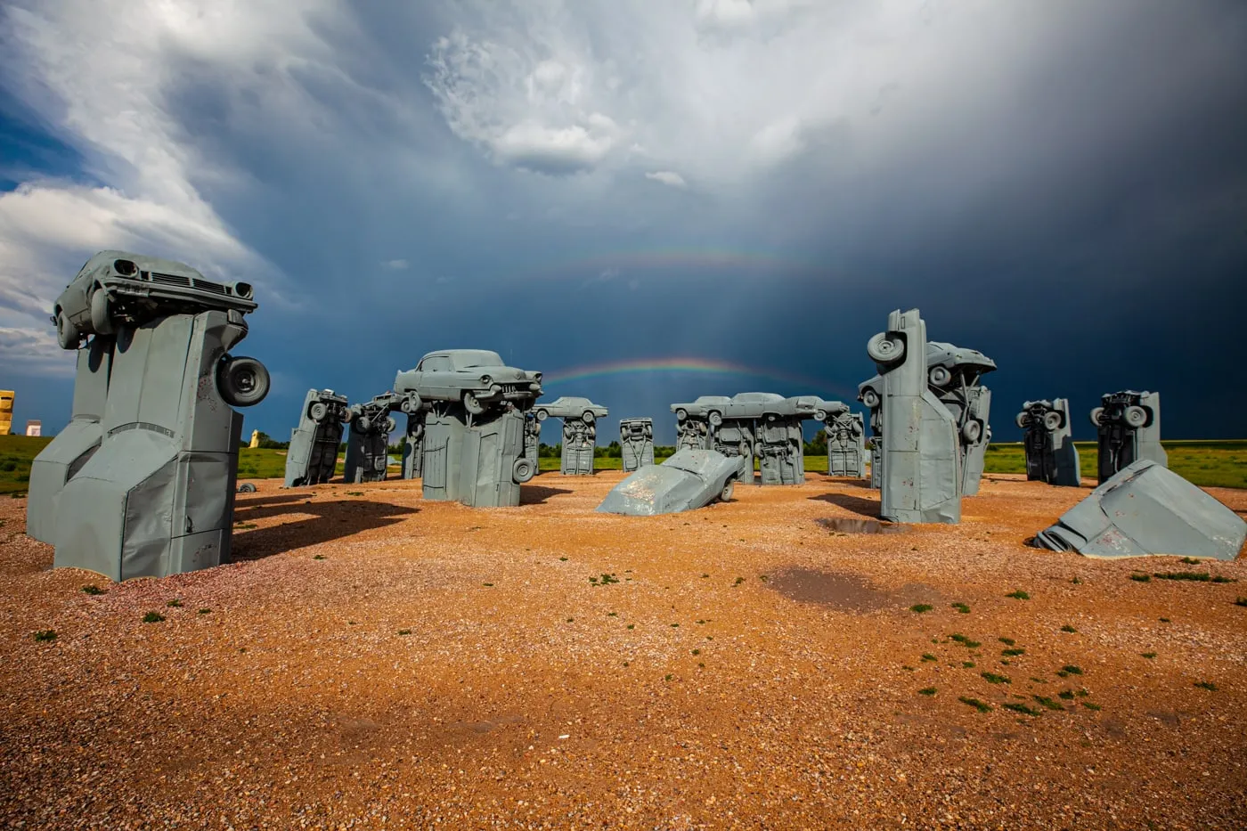 Carhenge in Alliance , Nebraska-Stonehenge fatto da auto attrazione lungo la strada in Nebraska.