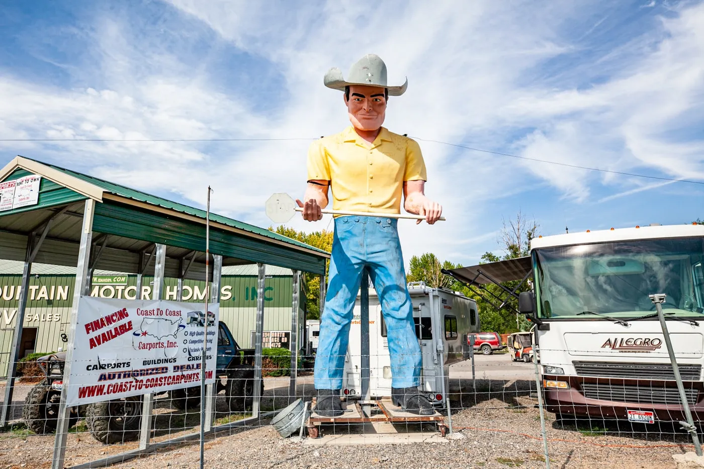 Cowboy Muffler Man in Wendell, Idaho | Idaho Roadside Attractions