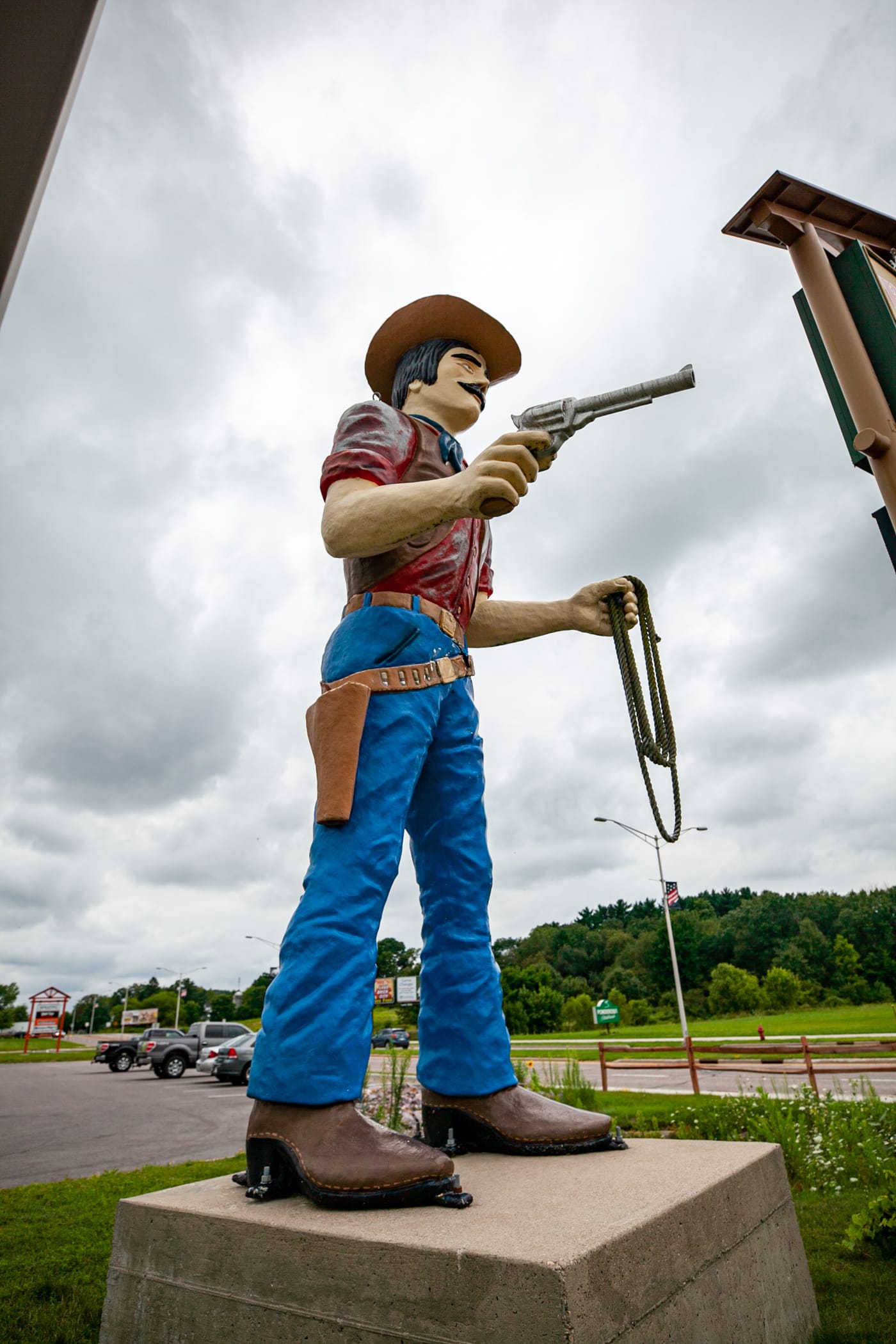 Giant Fiberglass Cowboy Statue in Wisconsin Dells | Wisconsin Dells Muffler Man and Roadside Attractions in Wisconsin