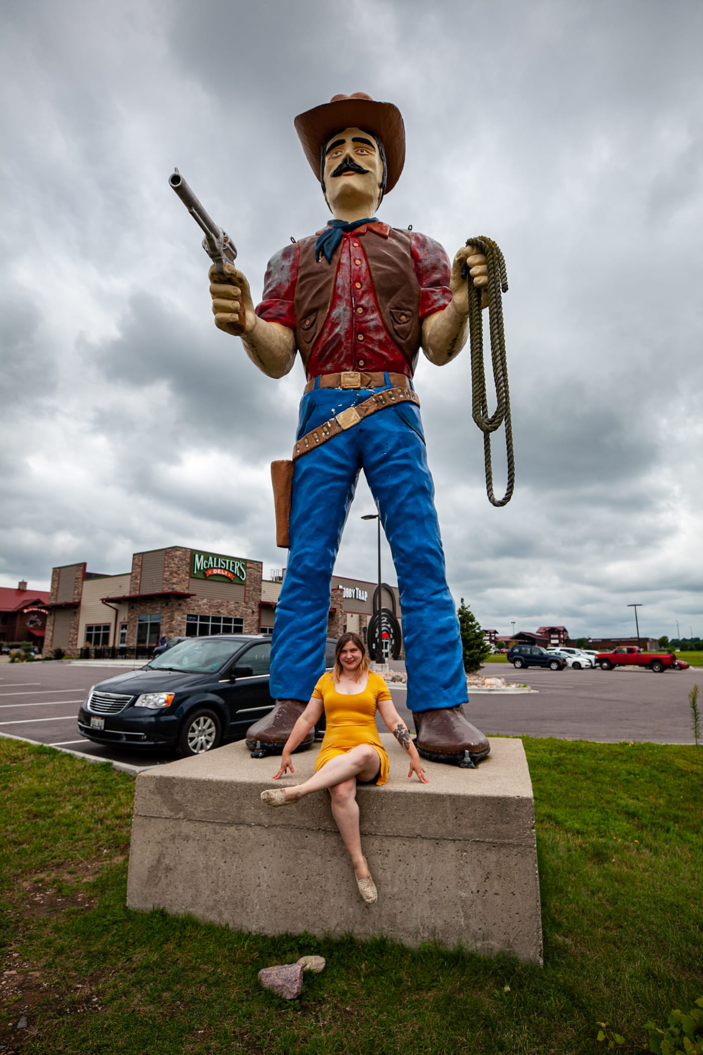 Giant Fiberglass Cowboy Statue in Wisconsin Dells | Wisconsin Dells Muffler Man and Roadside Attractions in Wisconsin