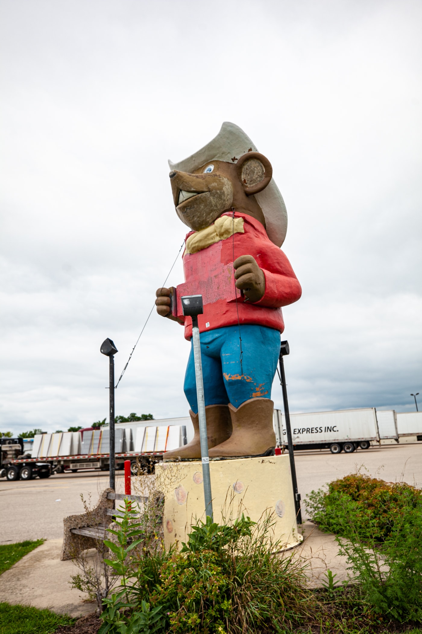 Giant Western Mouse in Cowboy Hat in Oakdale, Wisconsin | Wisconsin Roadside Attractions