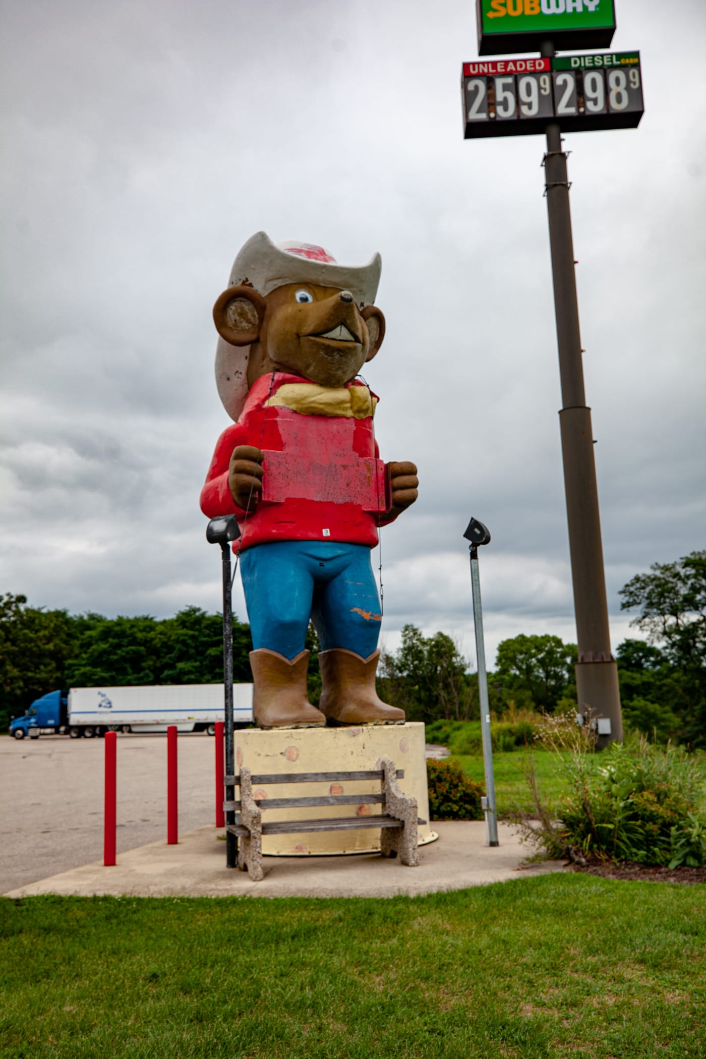 Giant Western Mouse in Cowboy Hat in Oakdale, Wisconsin | Wisconsin Roadside Attractions