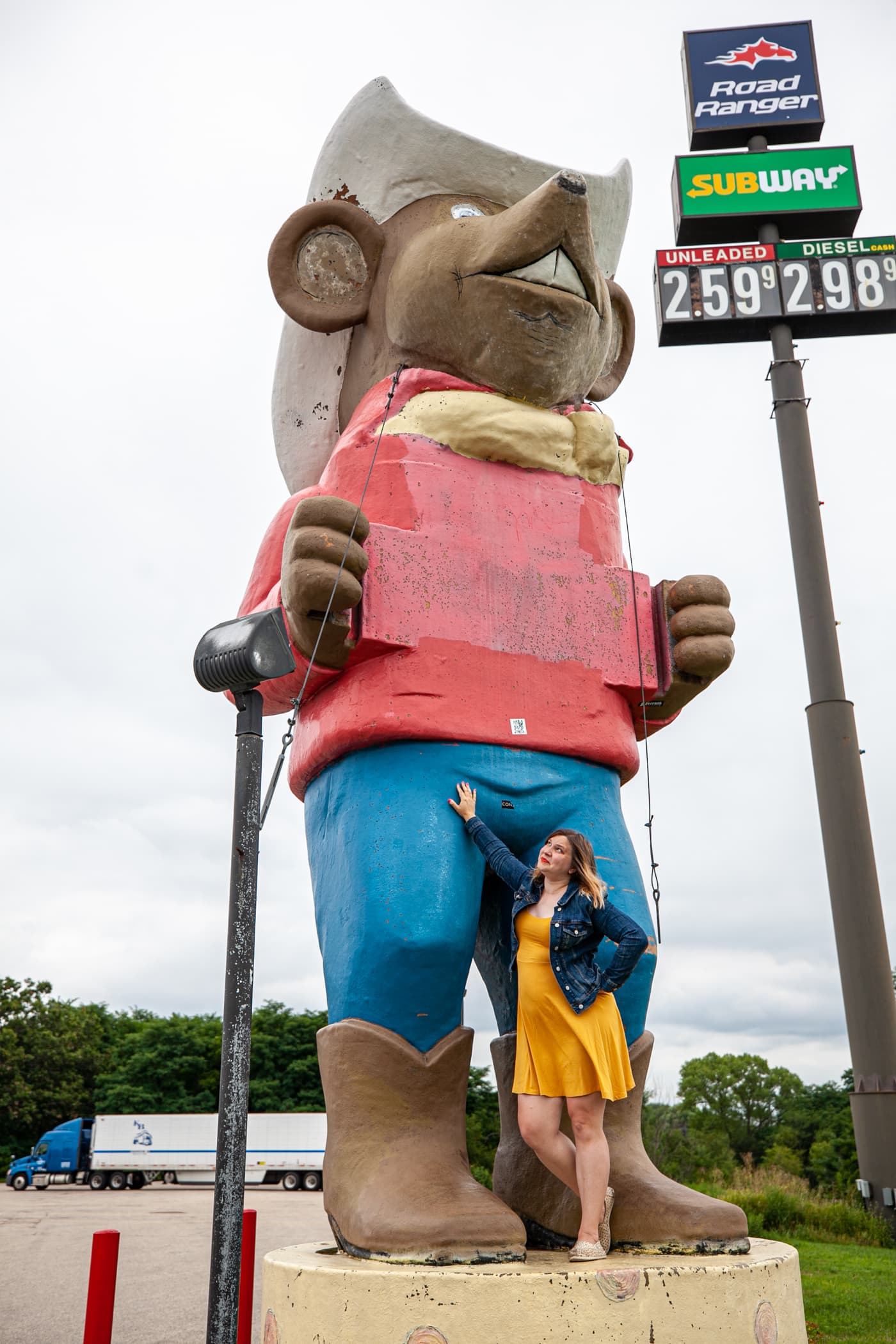 Giant Western Mouse in Cowboy Hat in Oakdale, Wisconsin | Wisconsin Roadside Attractions