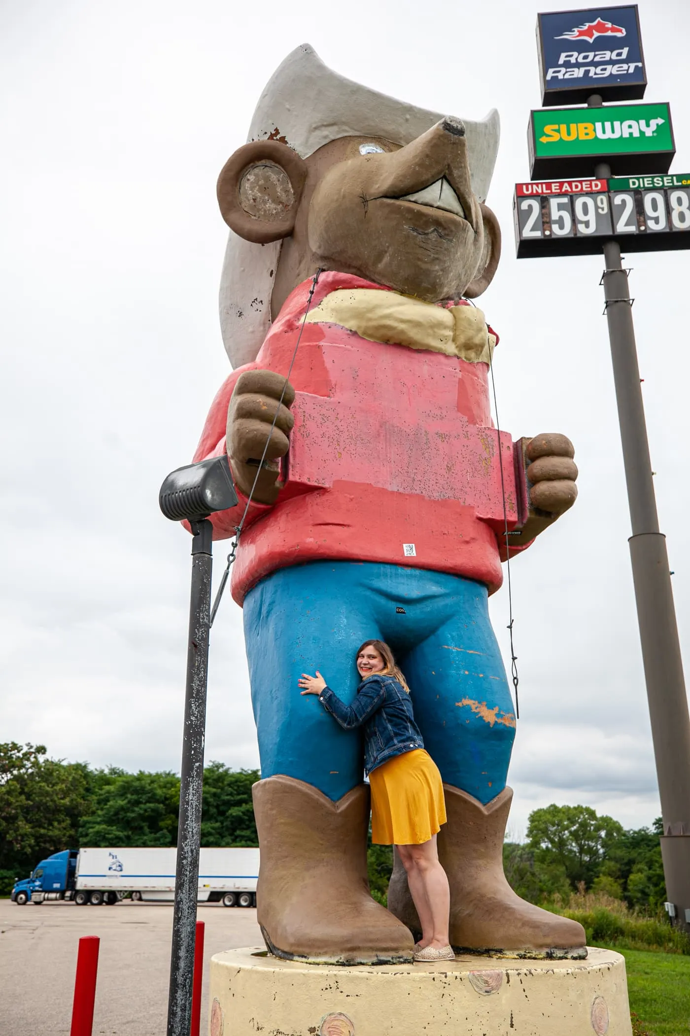 Giant Western Mouse in Cowboy Hat in Oakdale, Wisconsin | Wisconsin Roadside Attractions