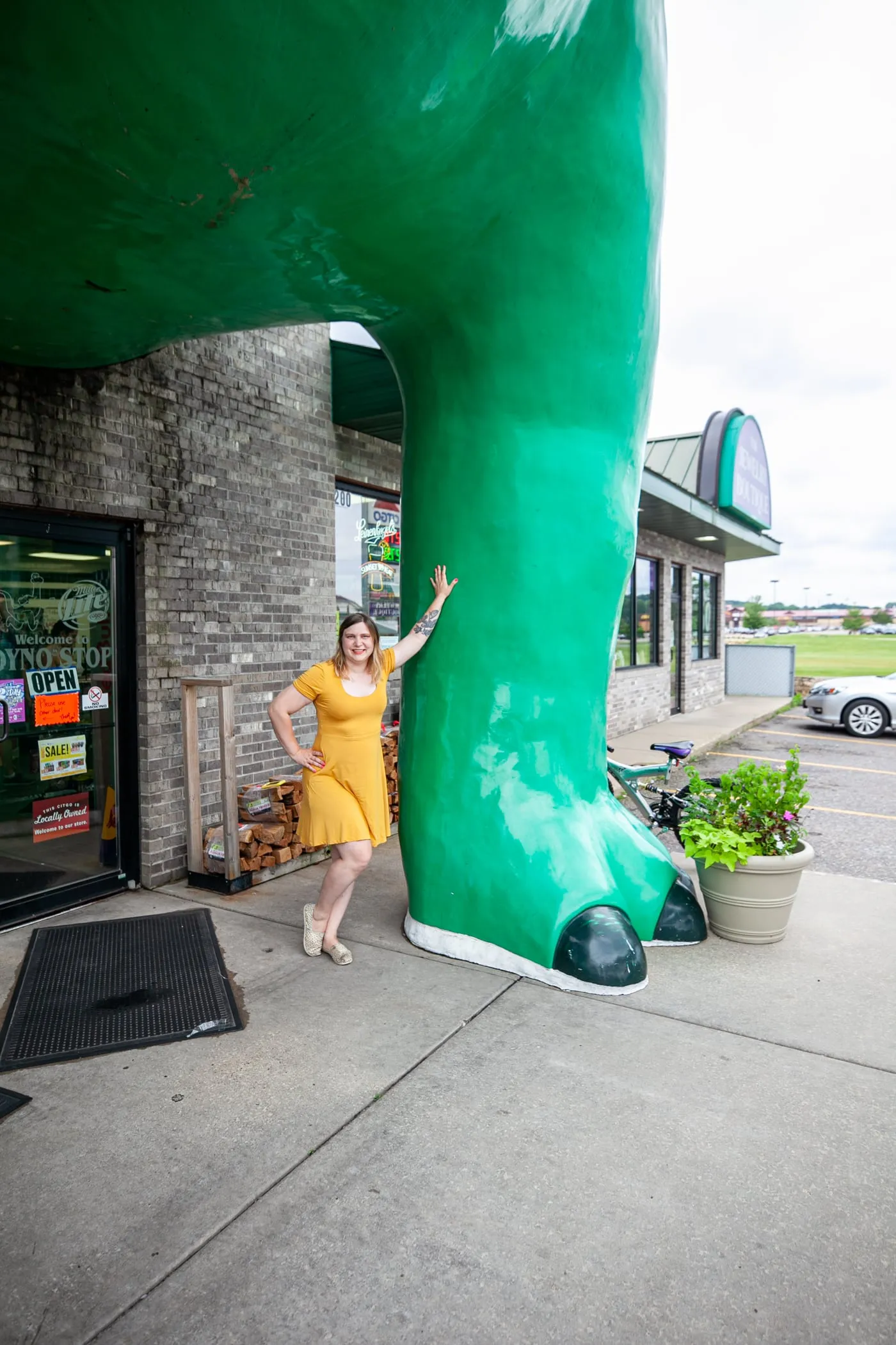 Giant Sinclair Dinosaur in Wisconsin Dells | Wisconsin Roadside Attractions