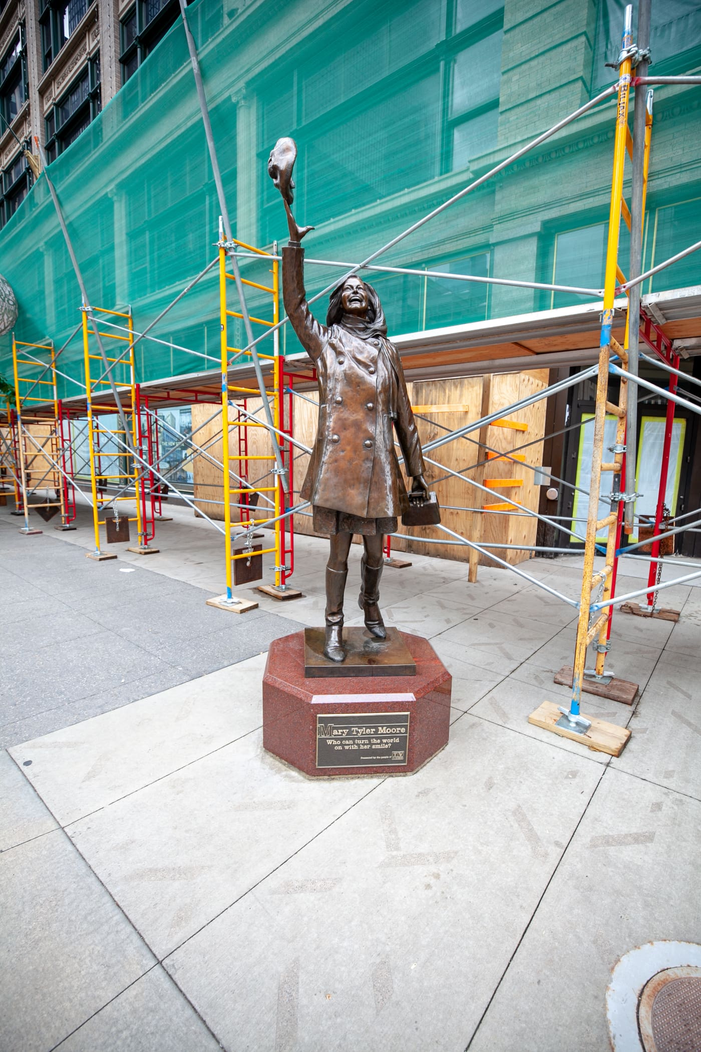 Mary Tyler Moore Statue in Minneapolis, Minnesota | Minneapolis roadside attractions in Minnesota