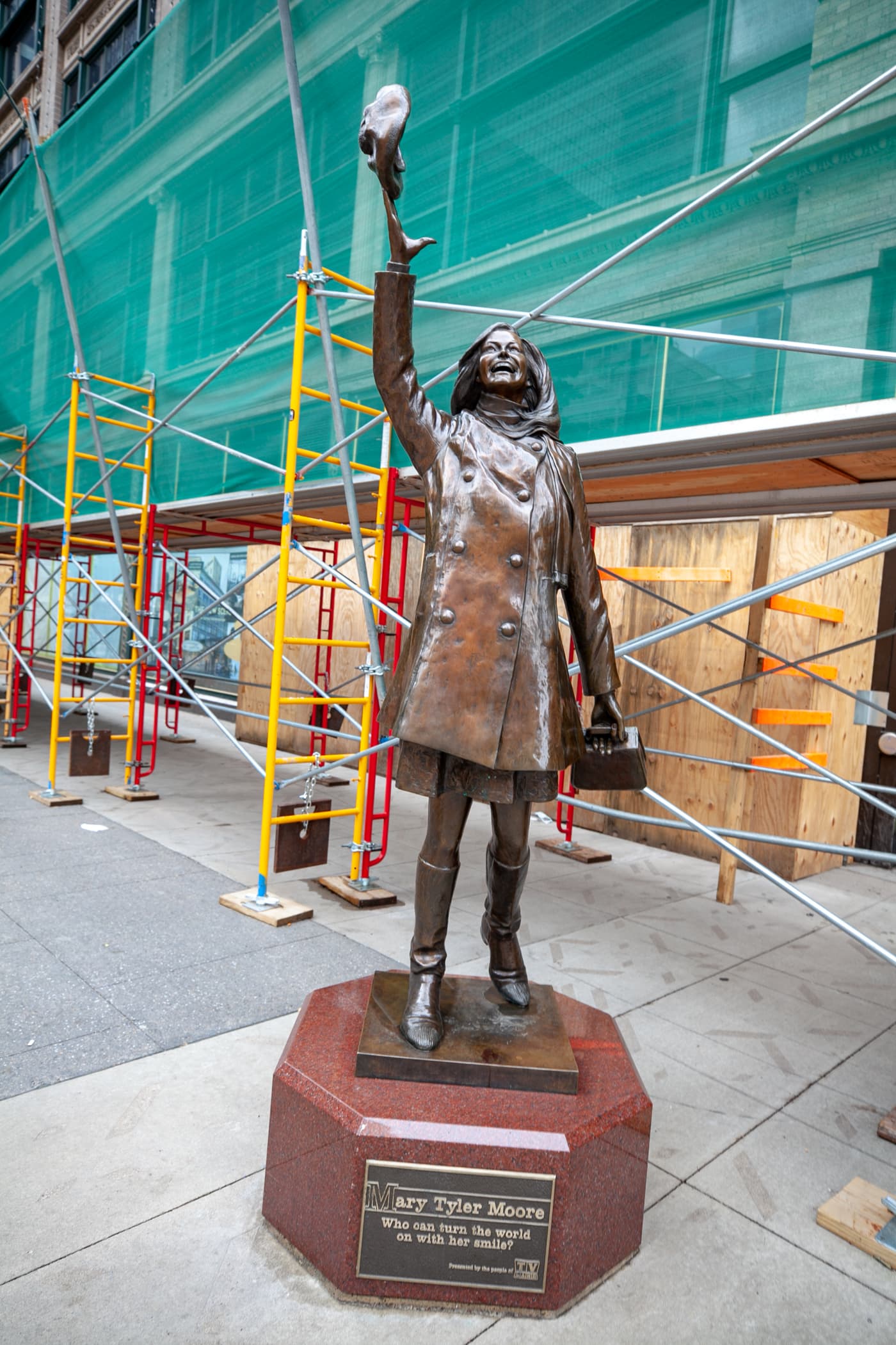 Mary Tyler Moore Statue In Minneapolis Minnesota Silly America