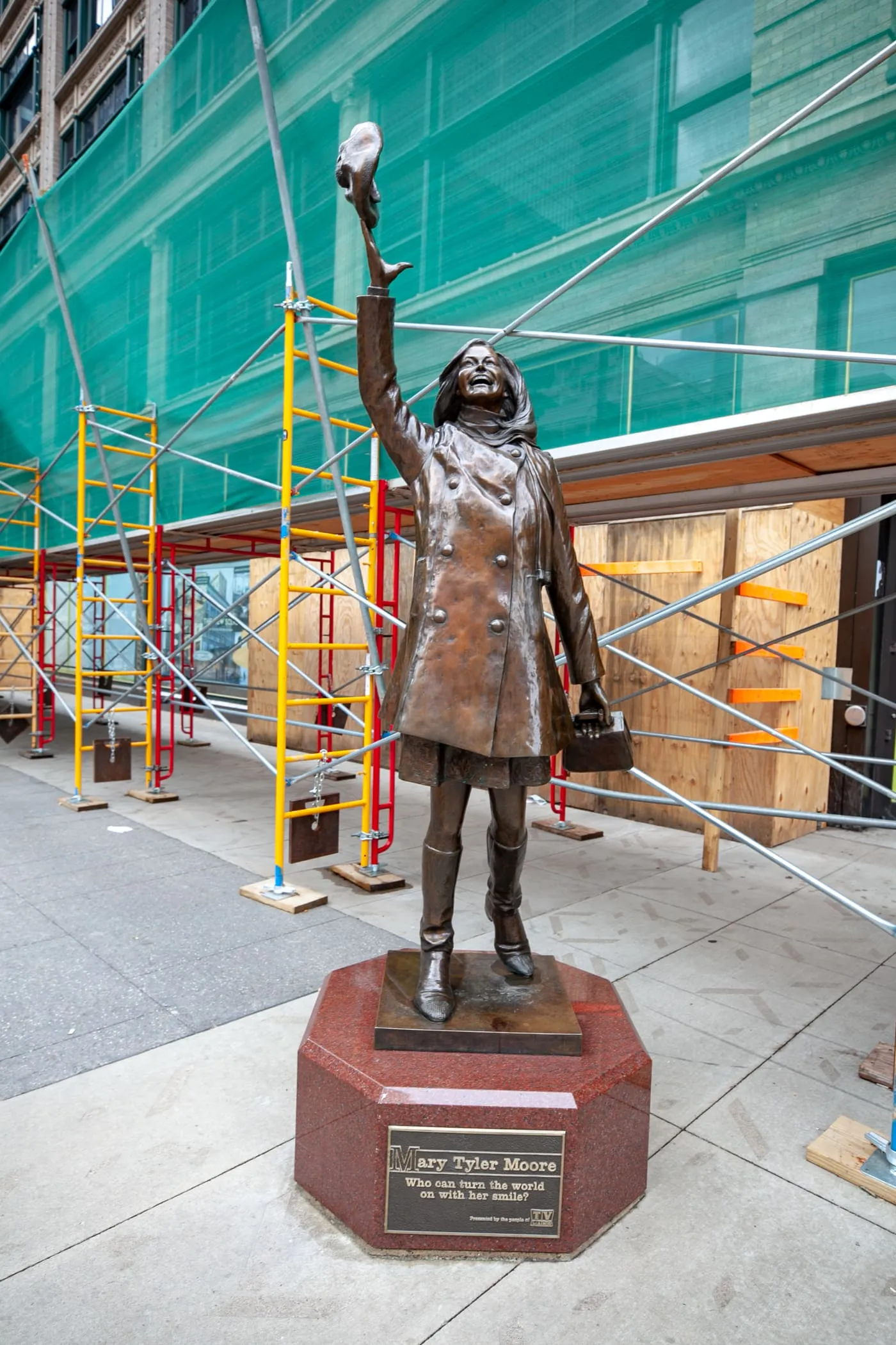 Mary Tyler Moore Statue in Minneapolis, Minnesota | Minneapolis roadside attractions in Minnesota