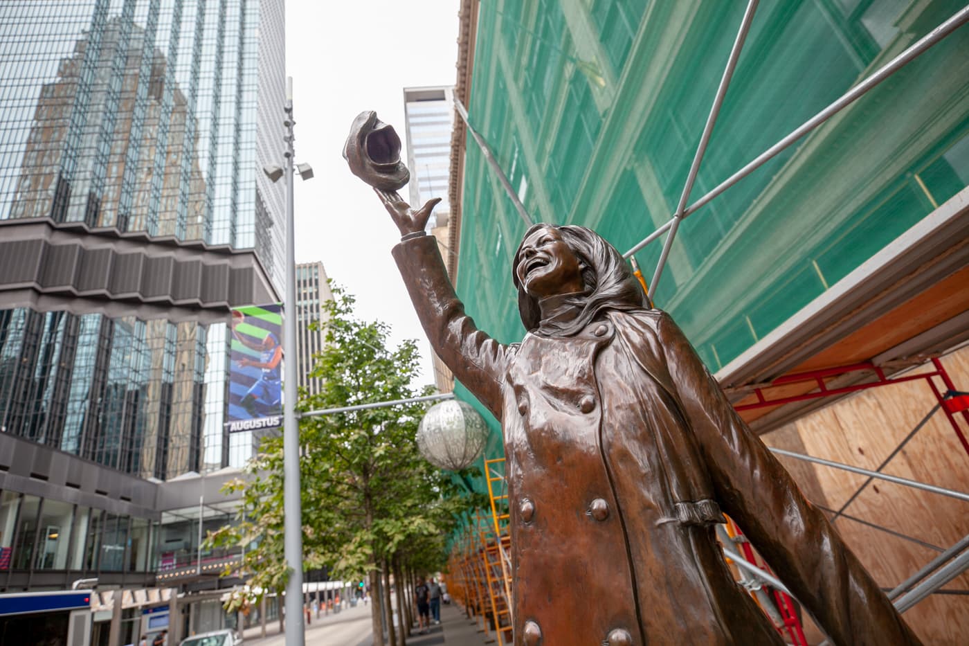 Mary Tyler Moore Statue in Minneapolis, Minnesota | Minneapolis roadside attractions in Minnesota